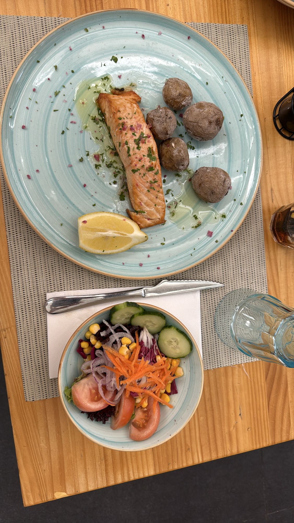 Łosoś z ziemniakami i sałatką