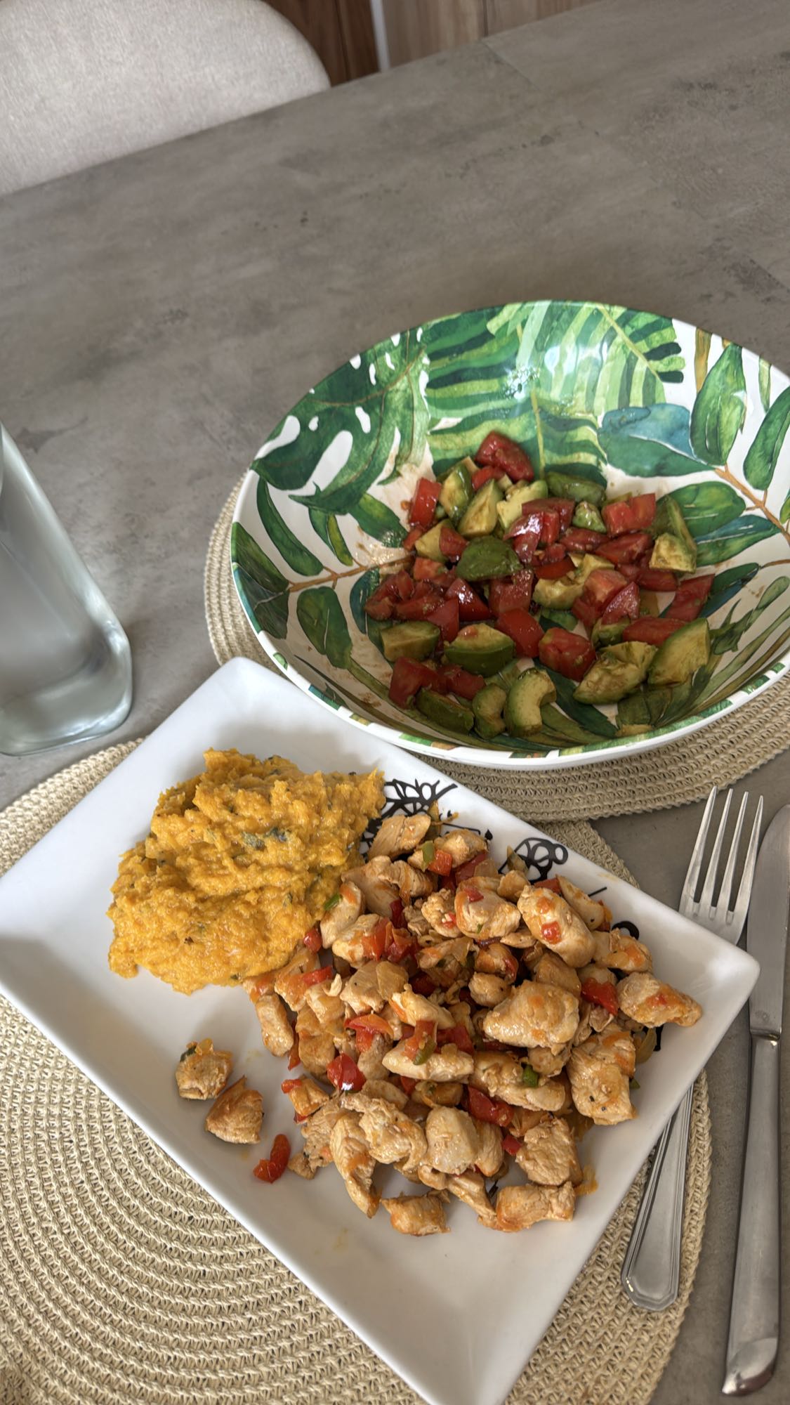 Pollo con puré y ensalada