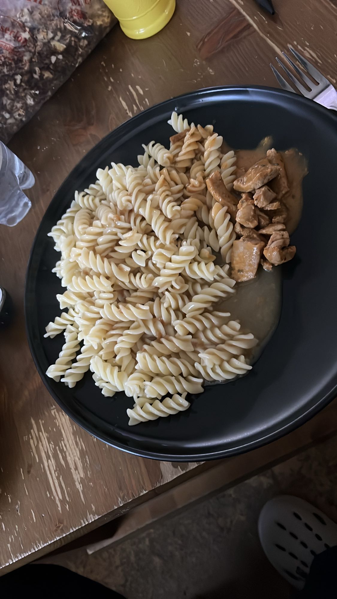 Nudeln mit Kalbsgeschnetzeltem und Soße