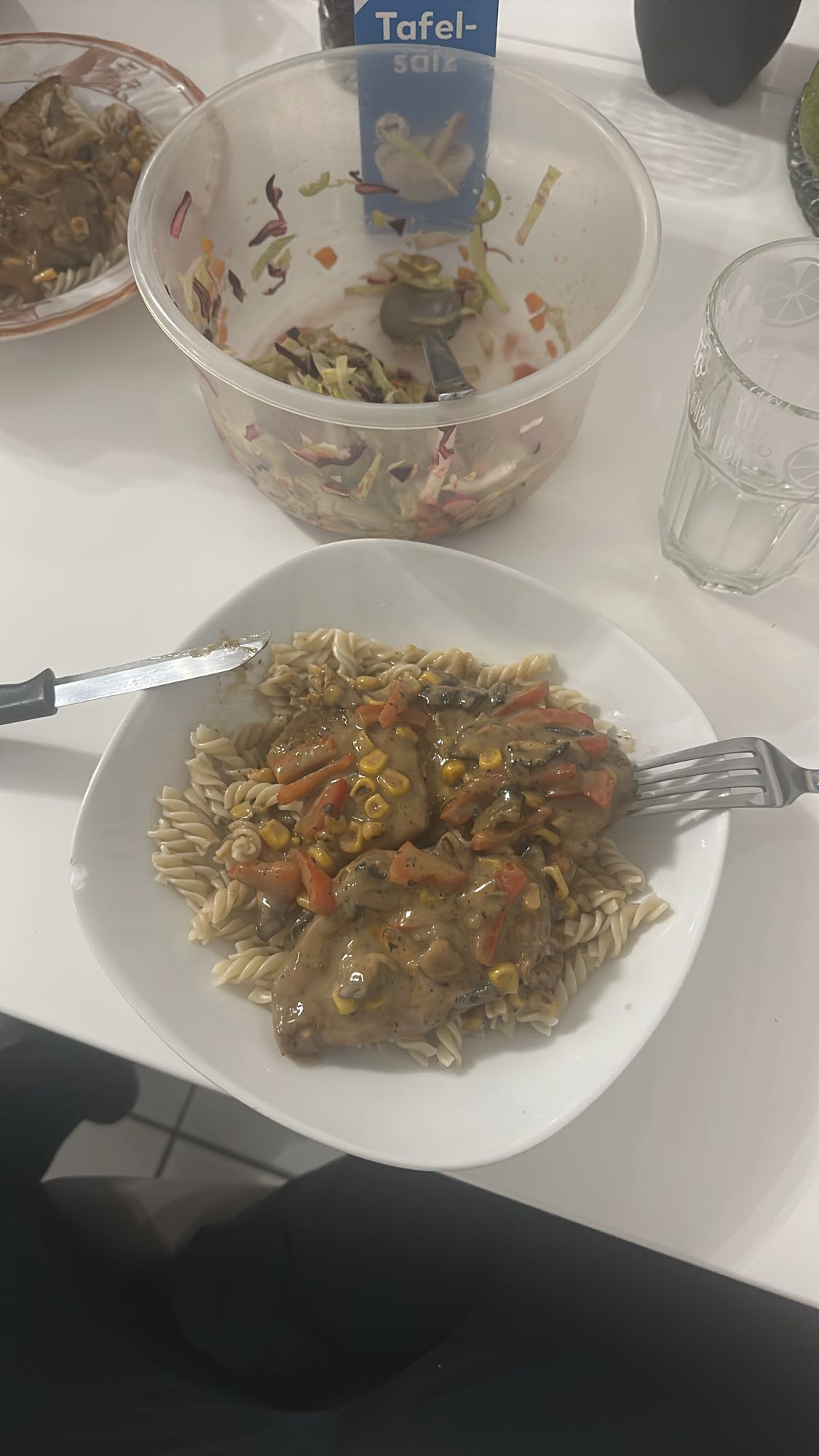 Dinkelnudeln mit Gemüse-Soße und Hähnchen Steak