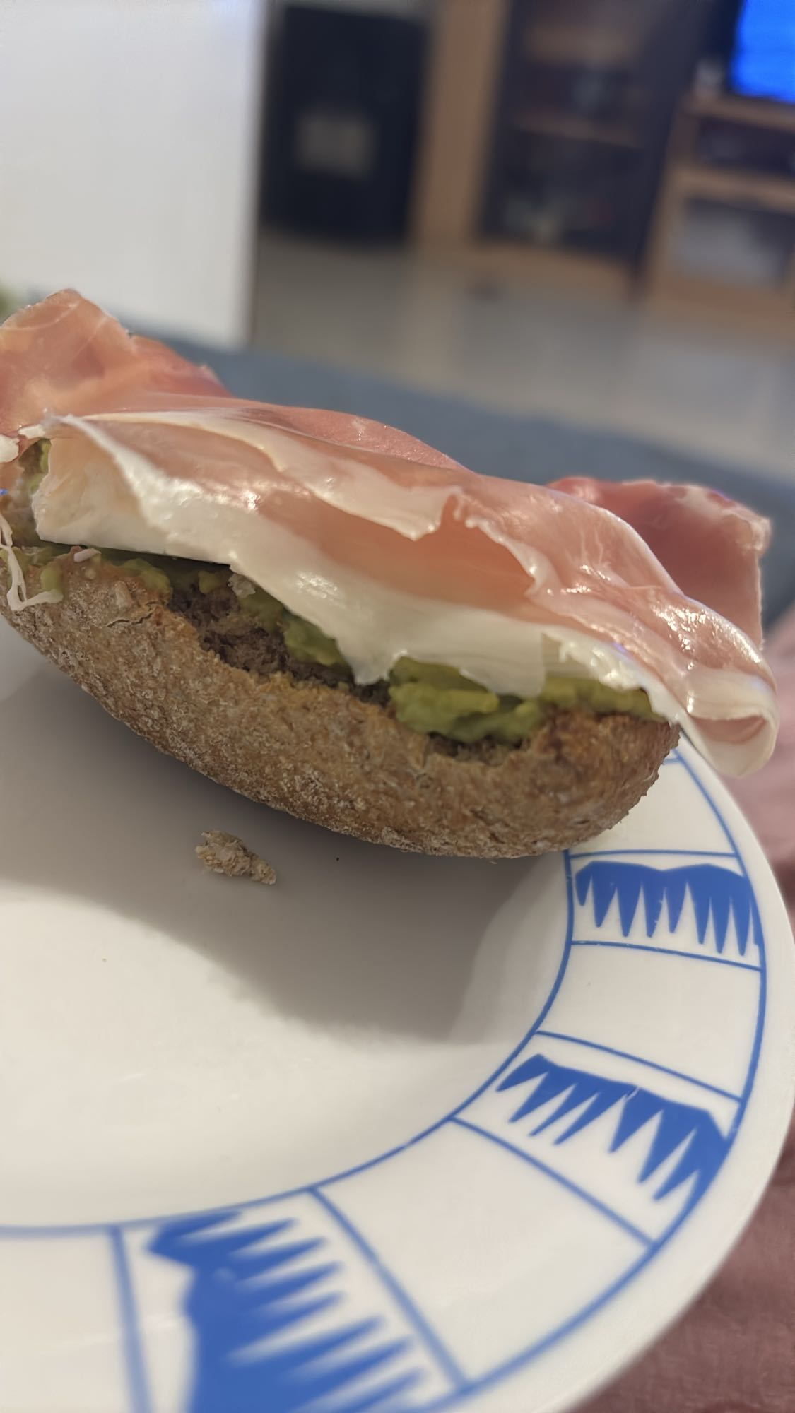 Pan con aguacate y jamón