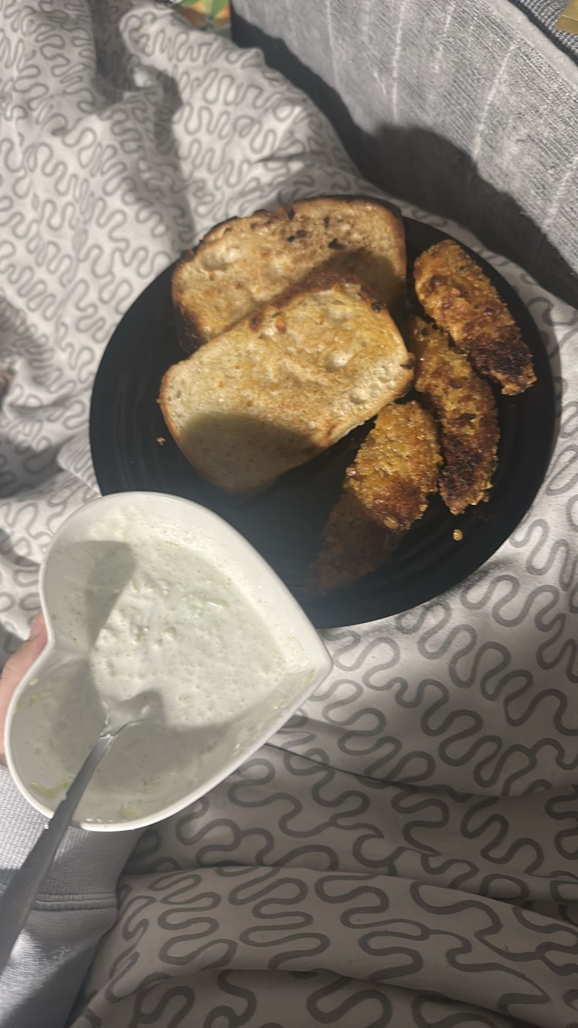 Grzanki z kurczakiem i sosem