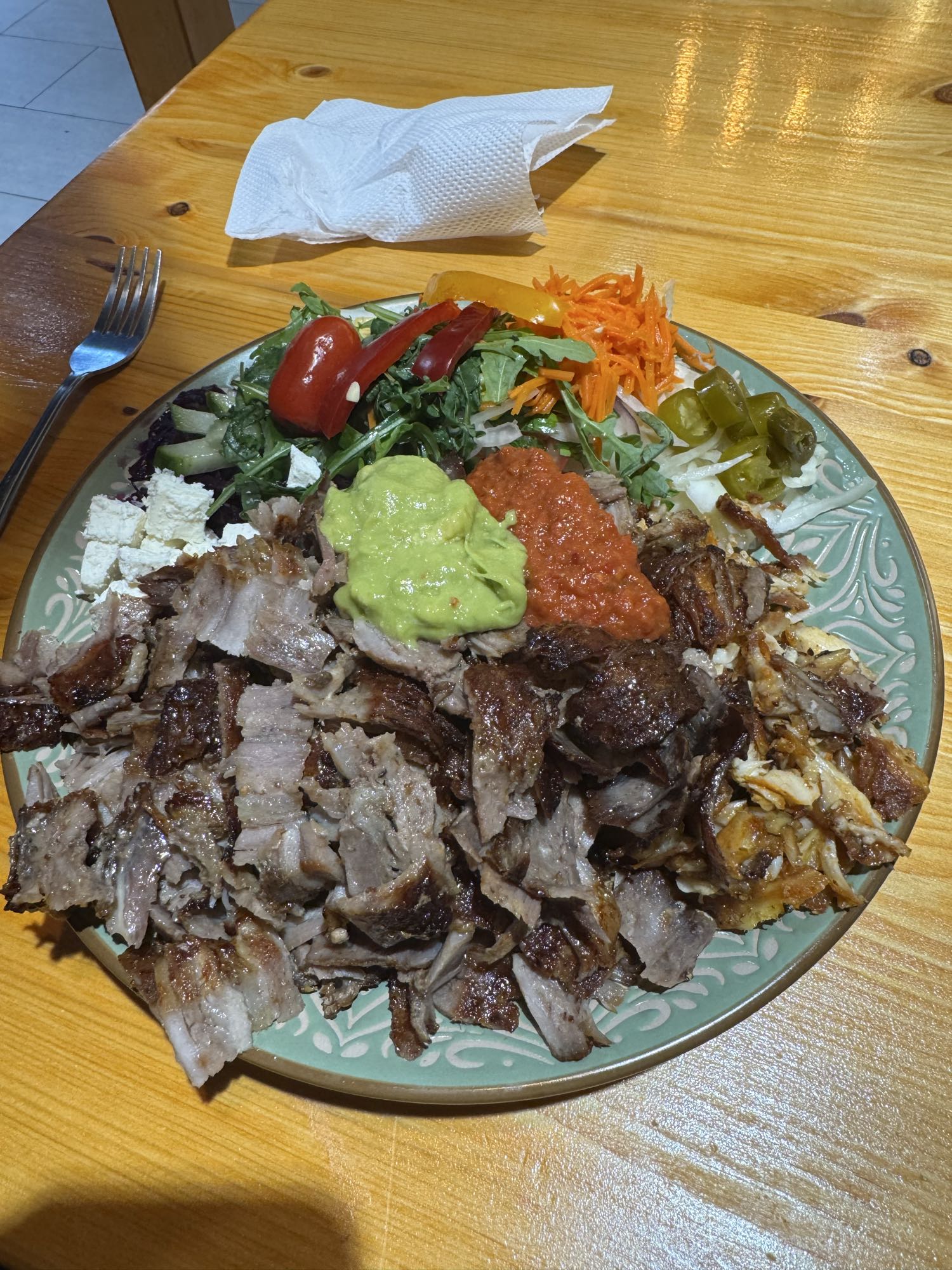 Fleisch mit Salat, Gemüse, etwas Feta und Guacamole