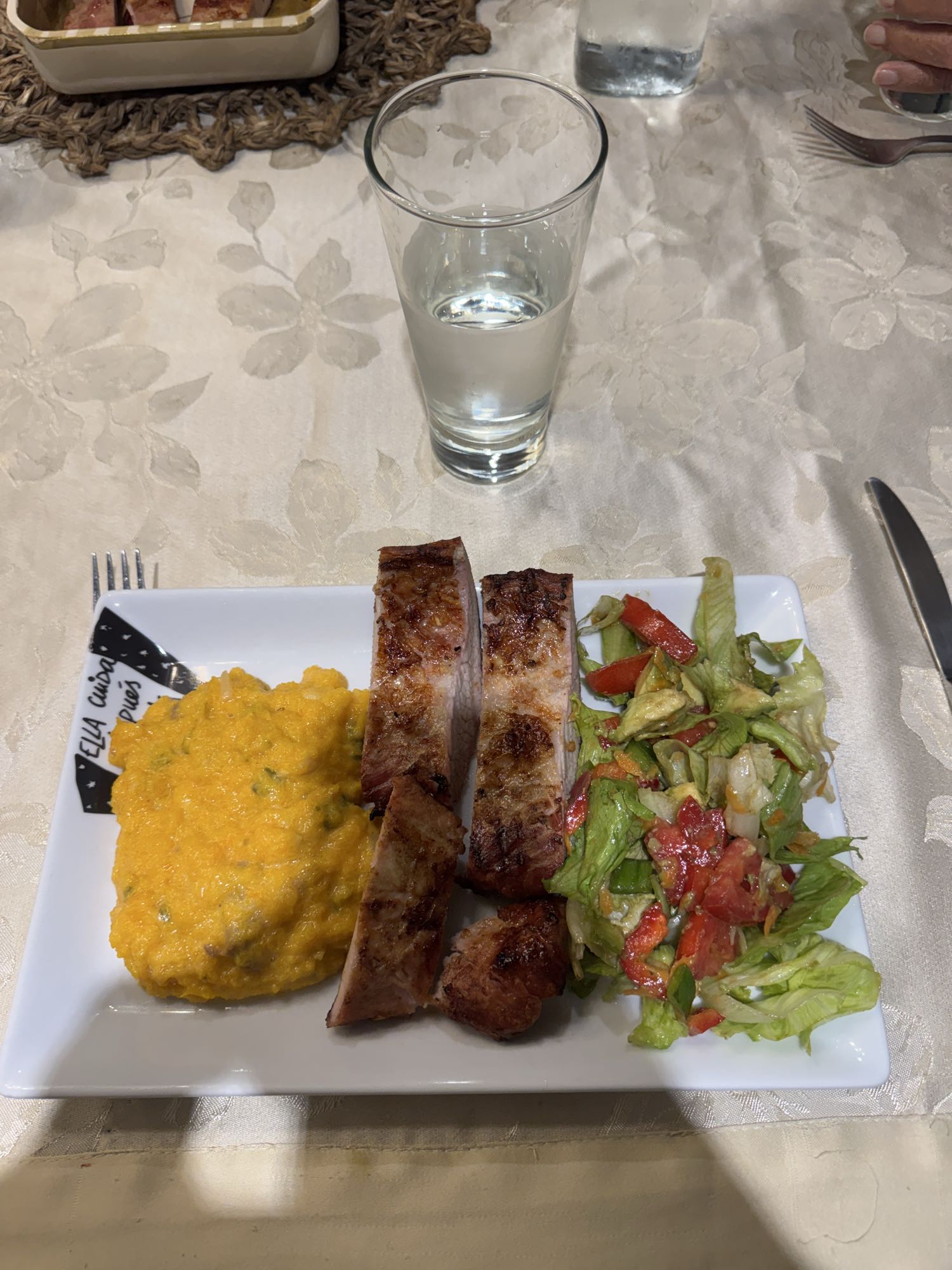 Cerdo con puré y ensalada