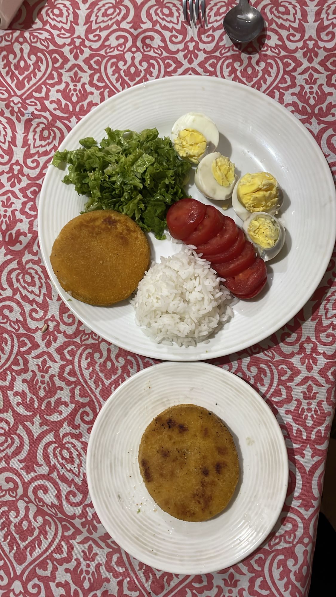 Plato con medallones de pollo y huevos hervidos