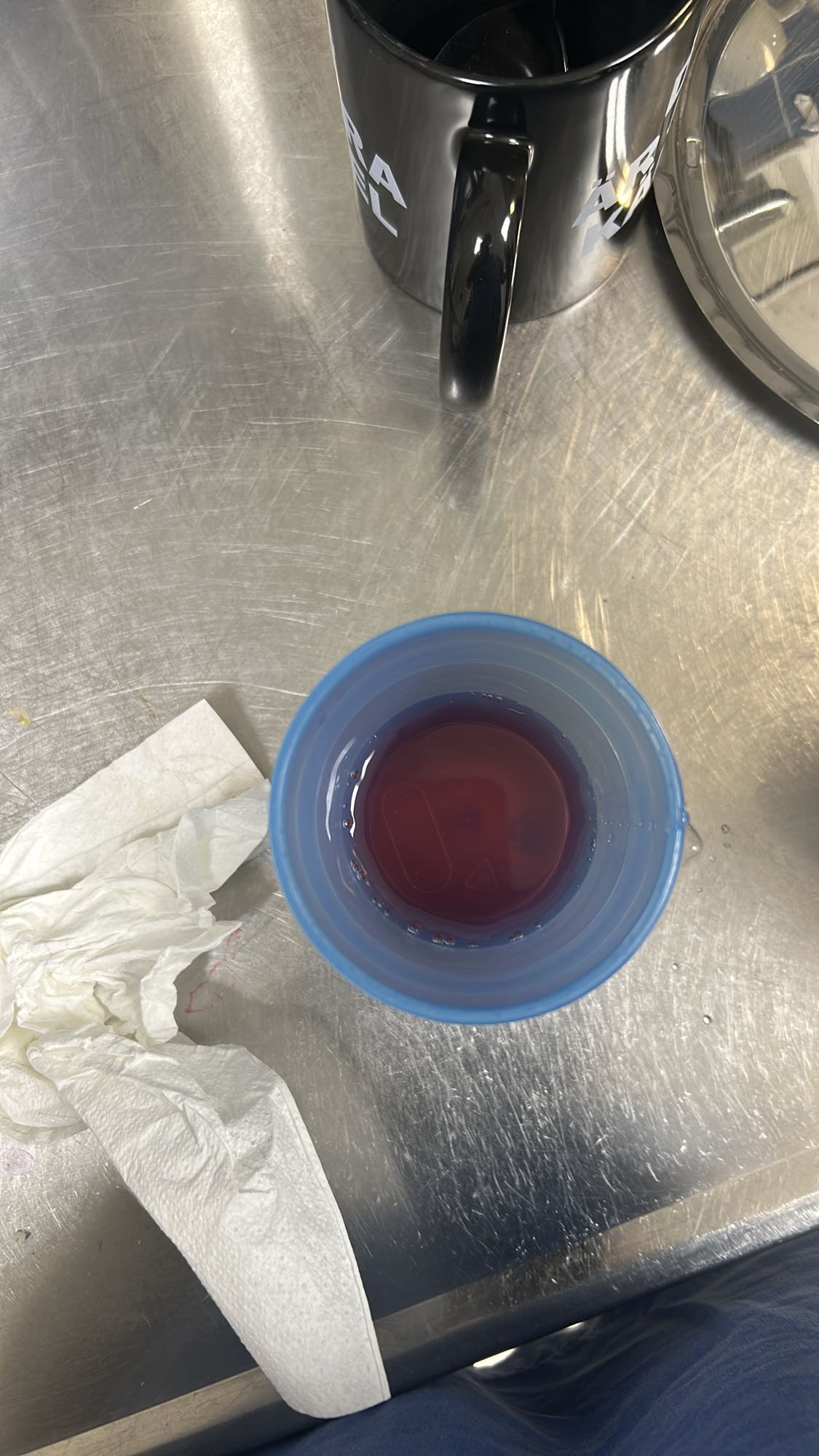 Bärsaft i plastmugg