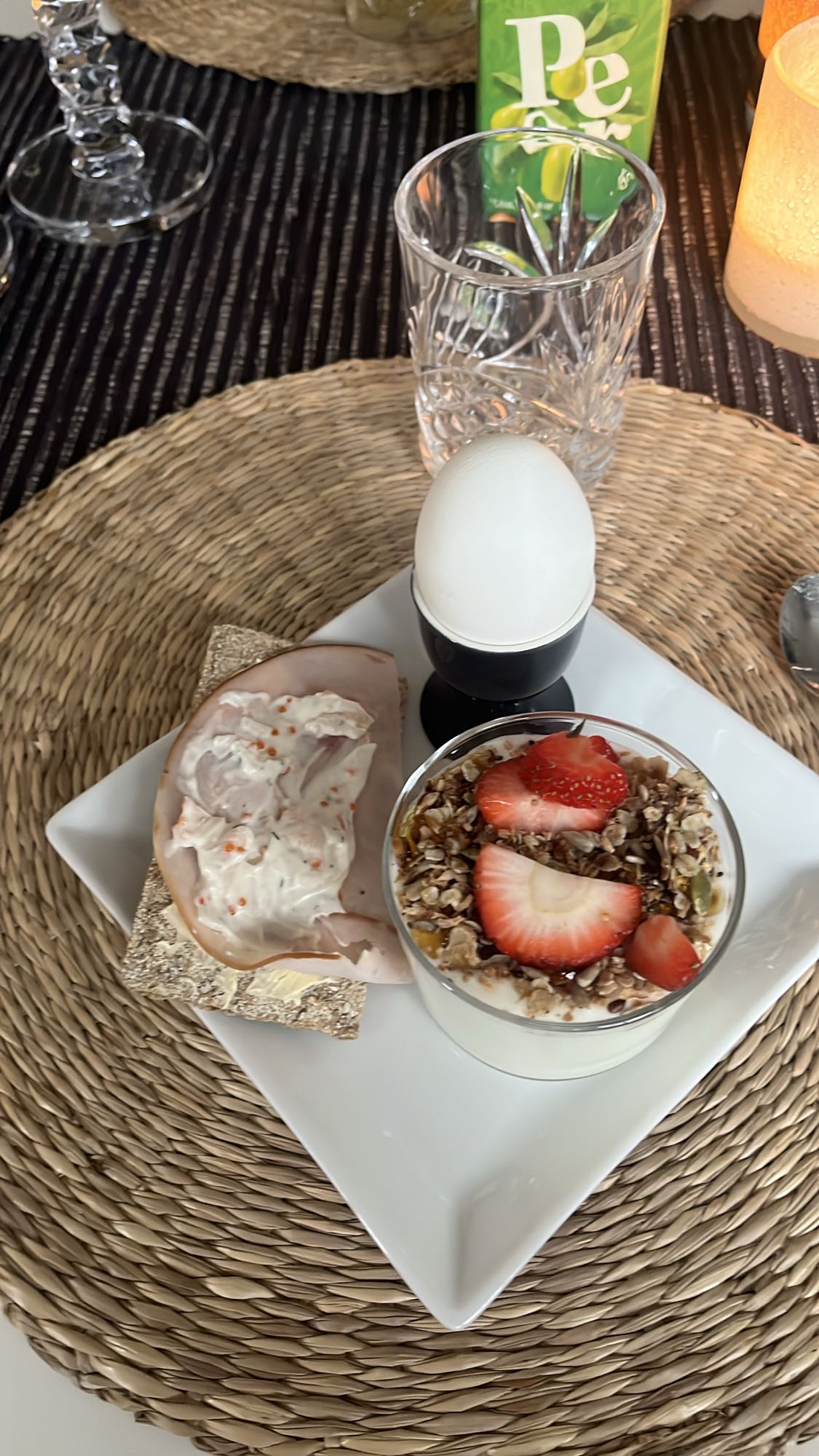 Frukost med yoghurt och ägg