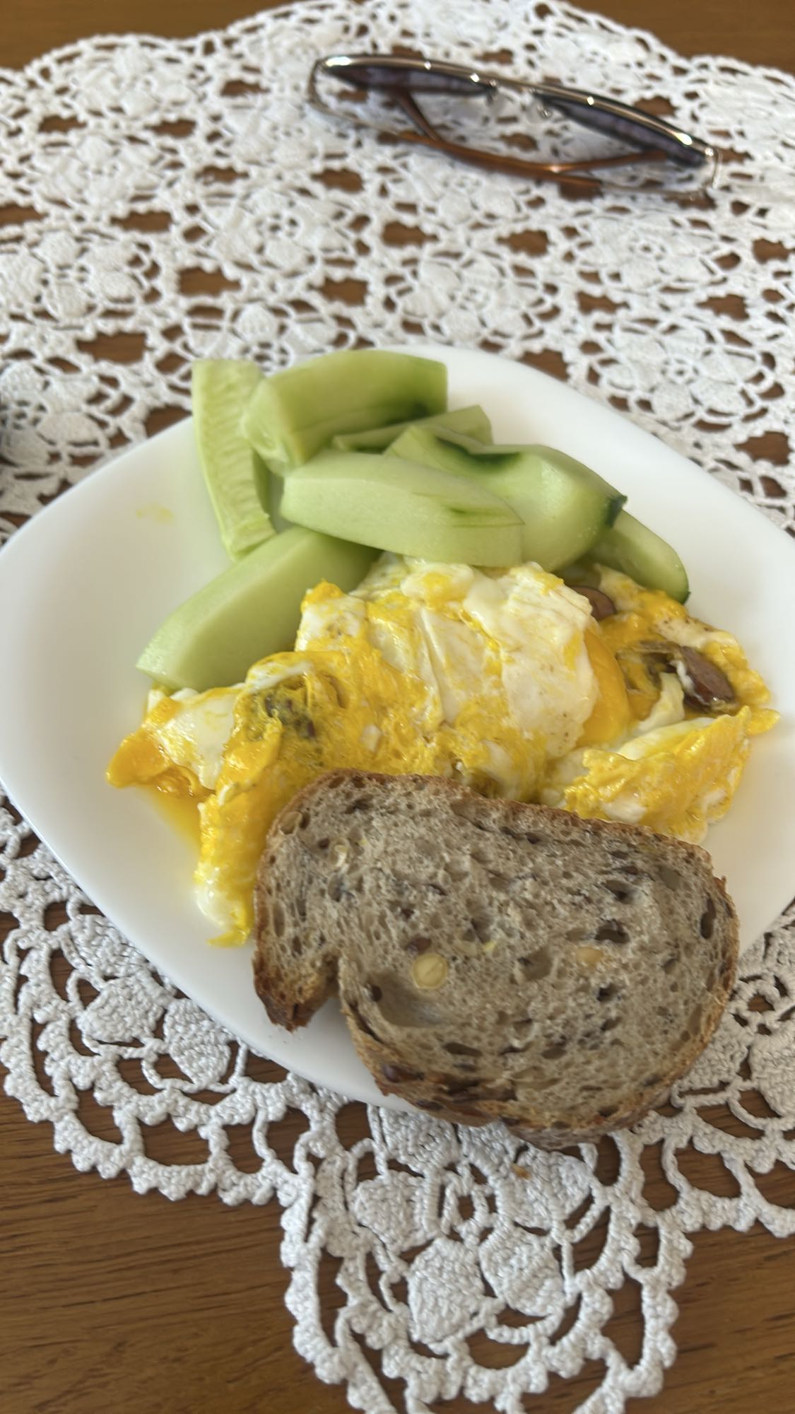 Jajka z chlebem i ogórkiem