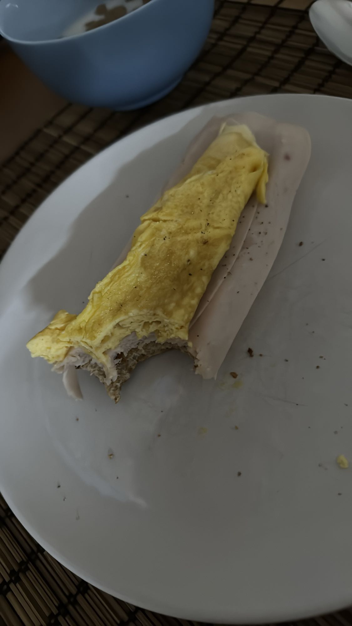 Tostada de pan integral con jamón de pavo y tortilla plancha