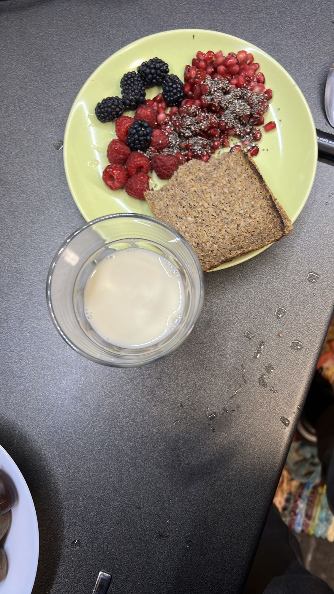 Πρωινό με φρούτα και γάλα