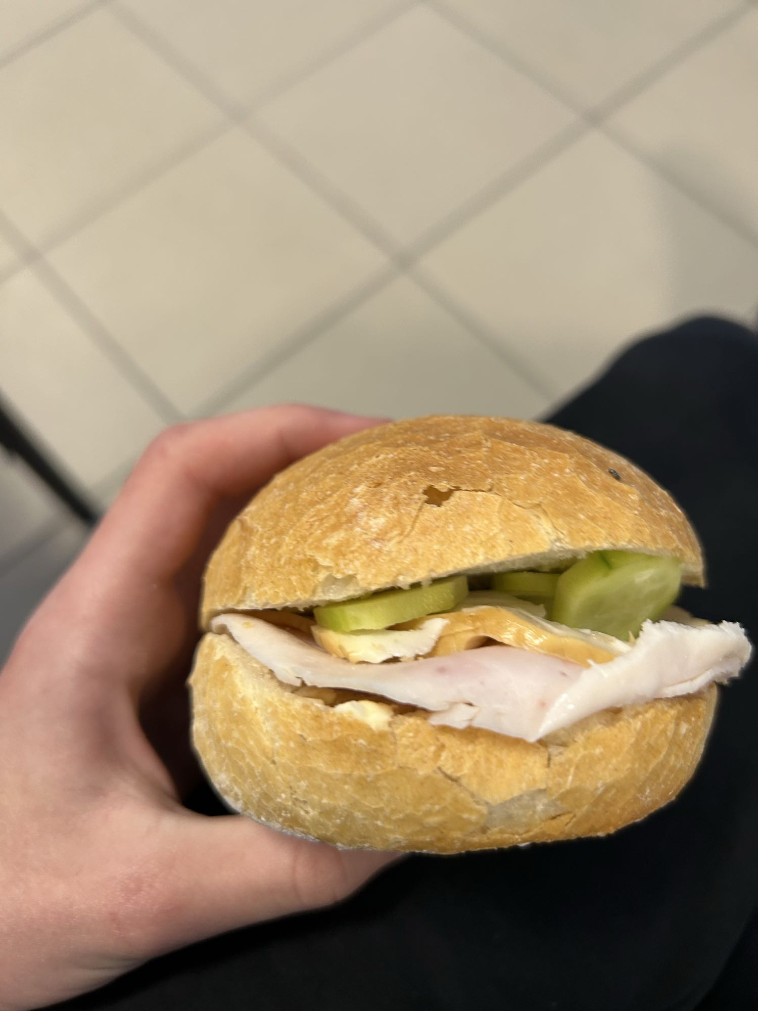 Bułka z indykiem i ogórkiem