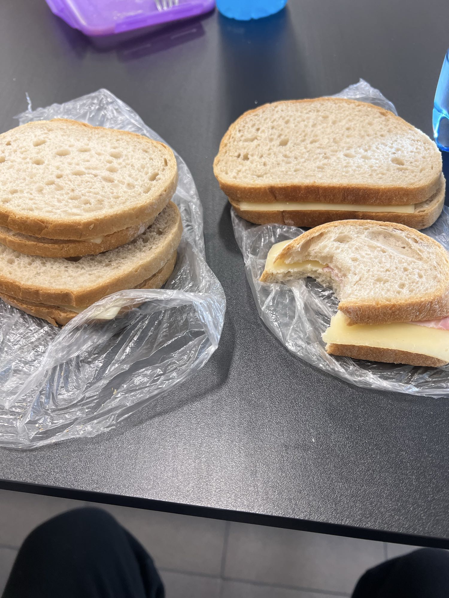 Kanapki z serem i szynką