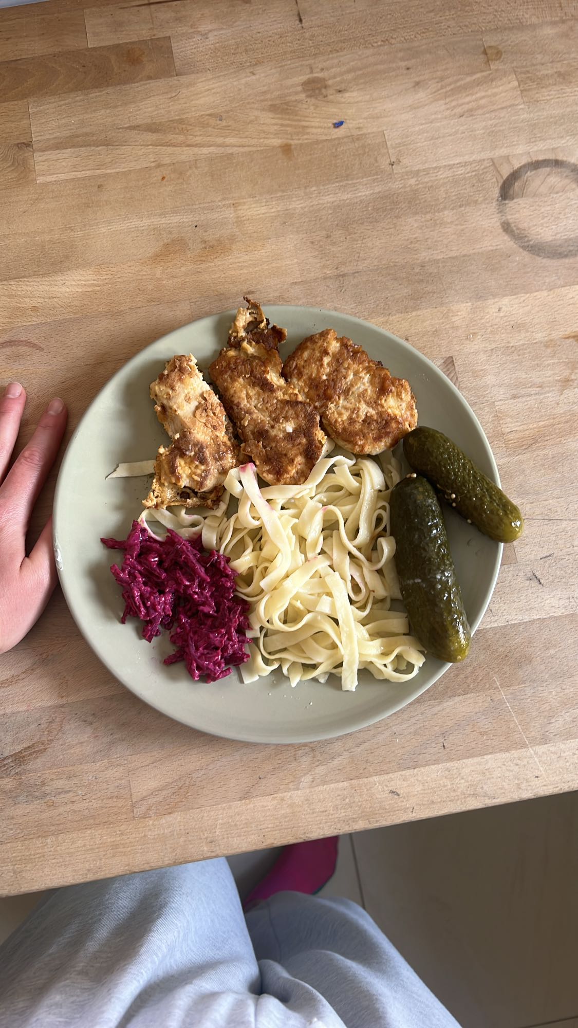 Отбивные из филе индейки с макаронами, маринованным огурцом и салатом из свеклы и йогурта