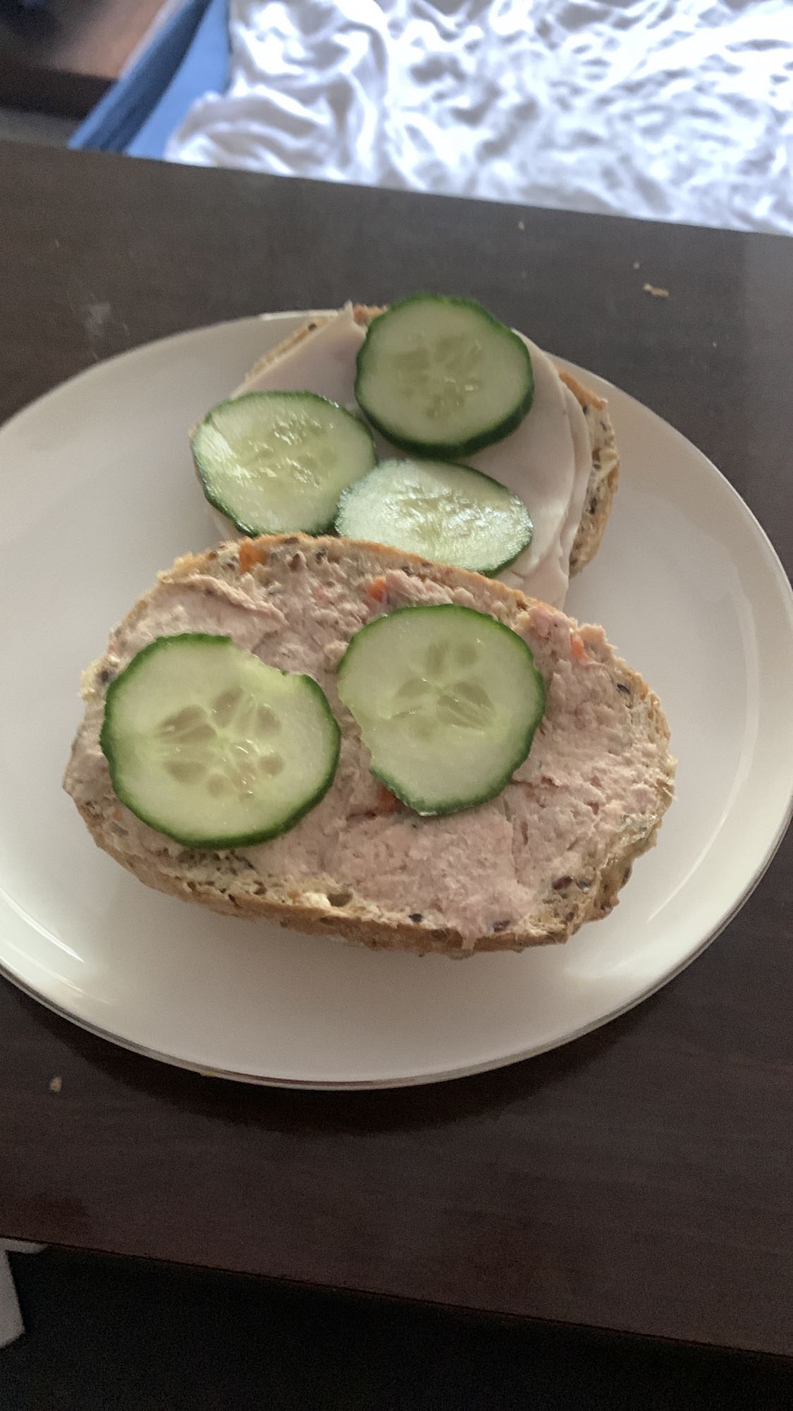 Kanapki z pastą i ogórkiem