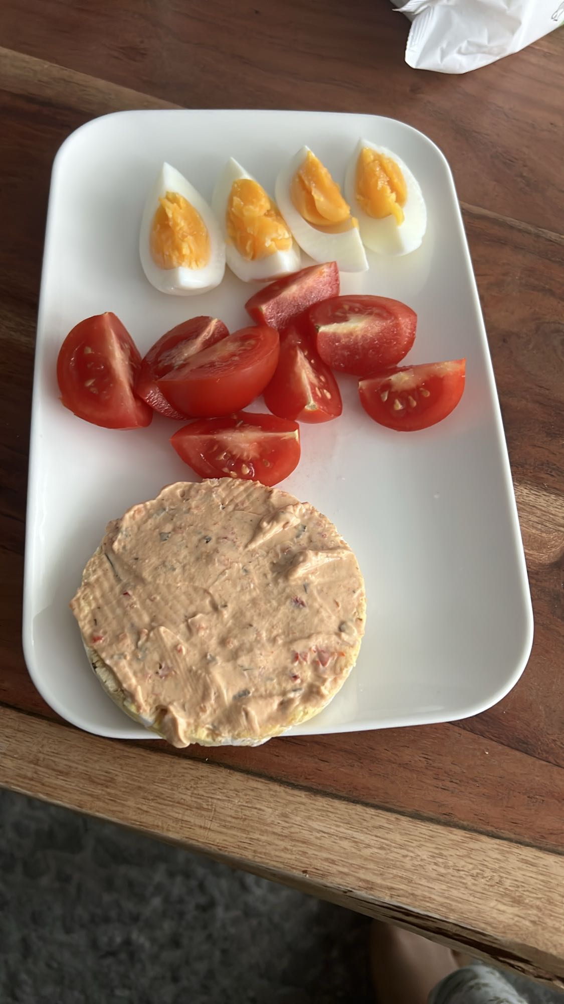 Huevos con tomate y snack