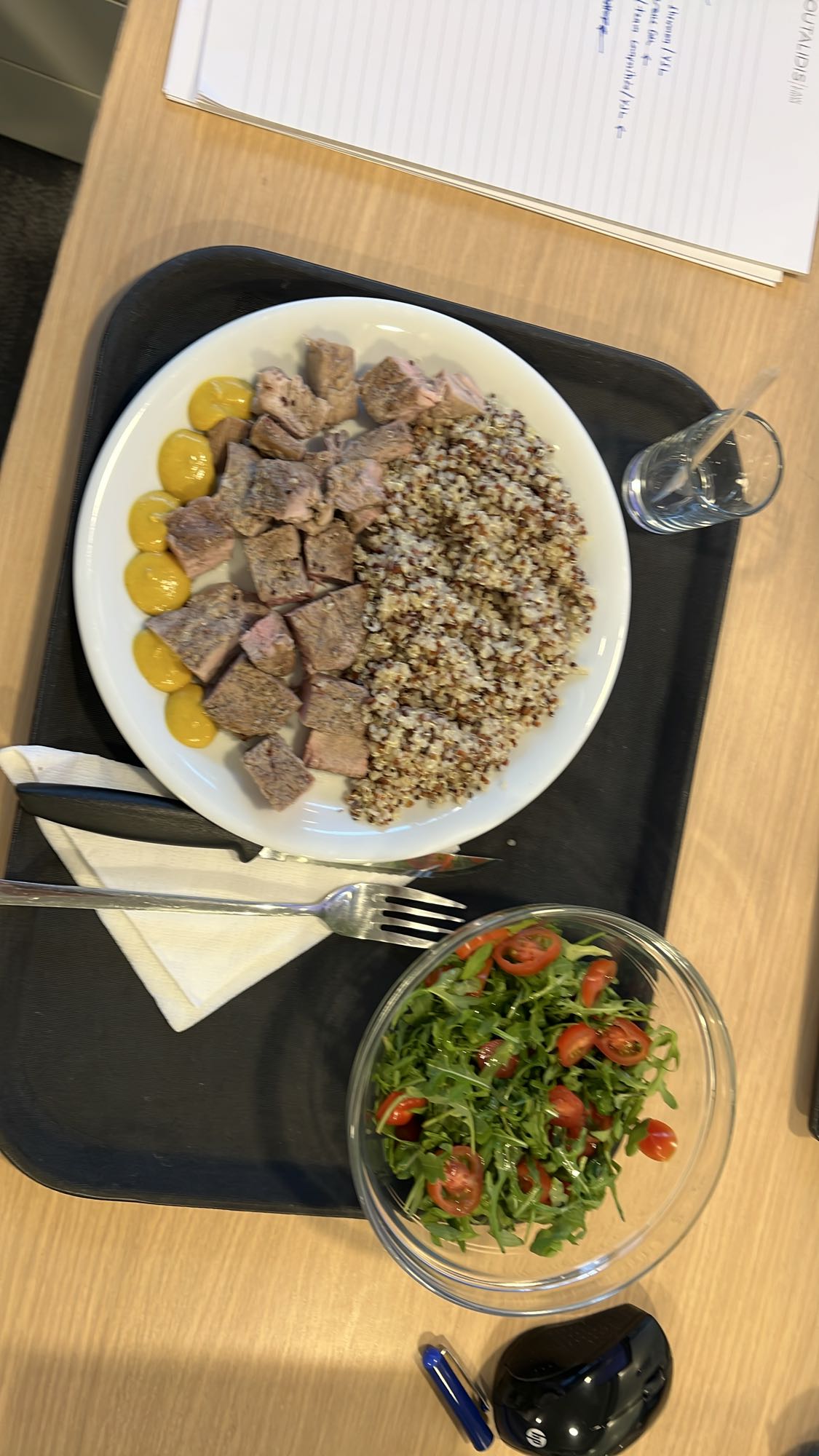 Μοσχάρι με κινόα και σαλάτα