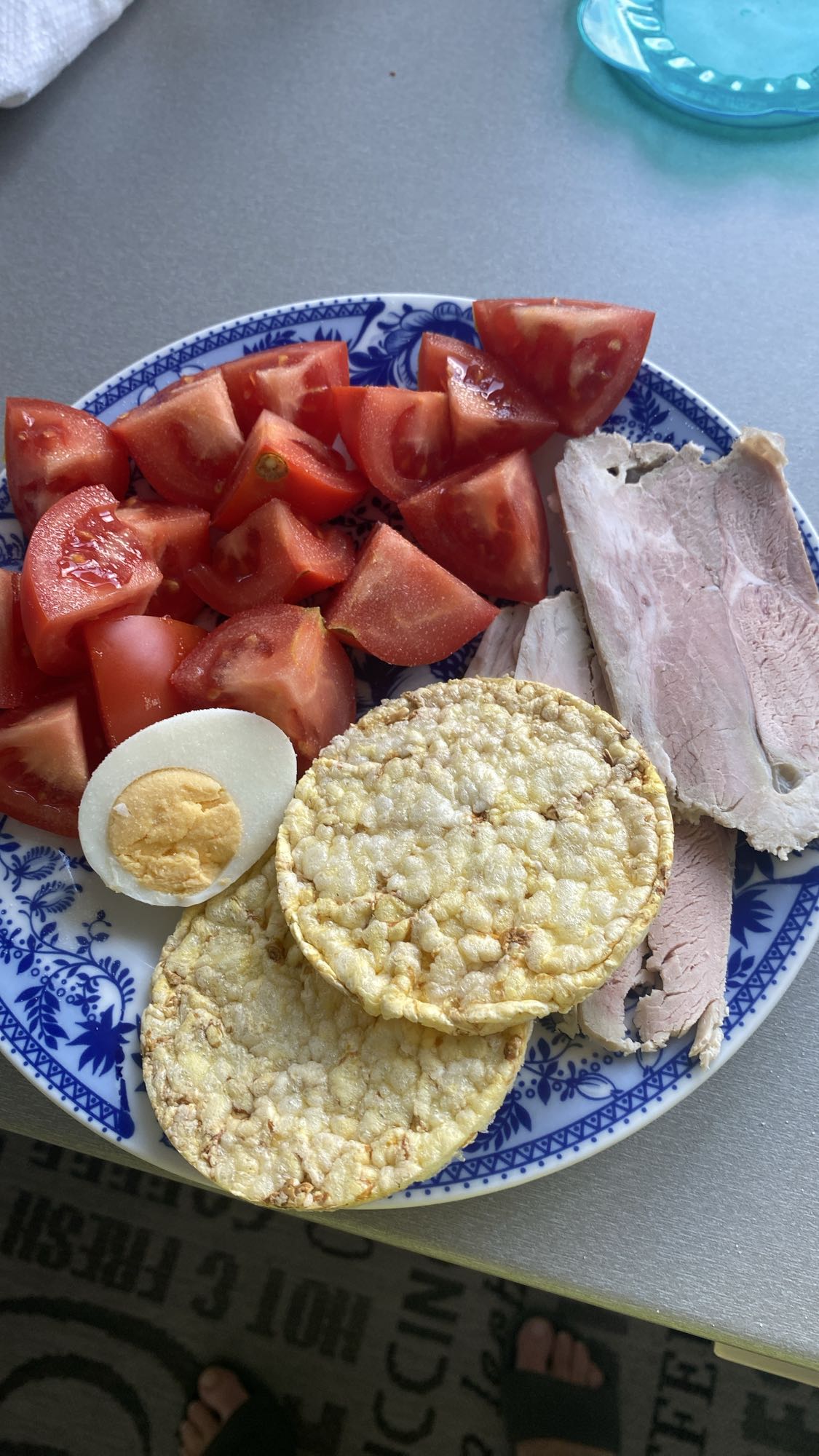 Jajko z pomidorem i szynką