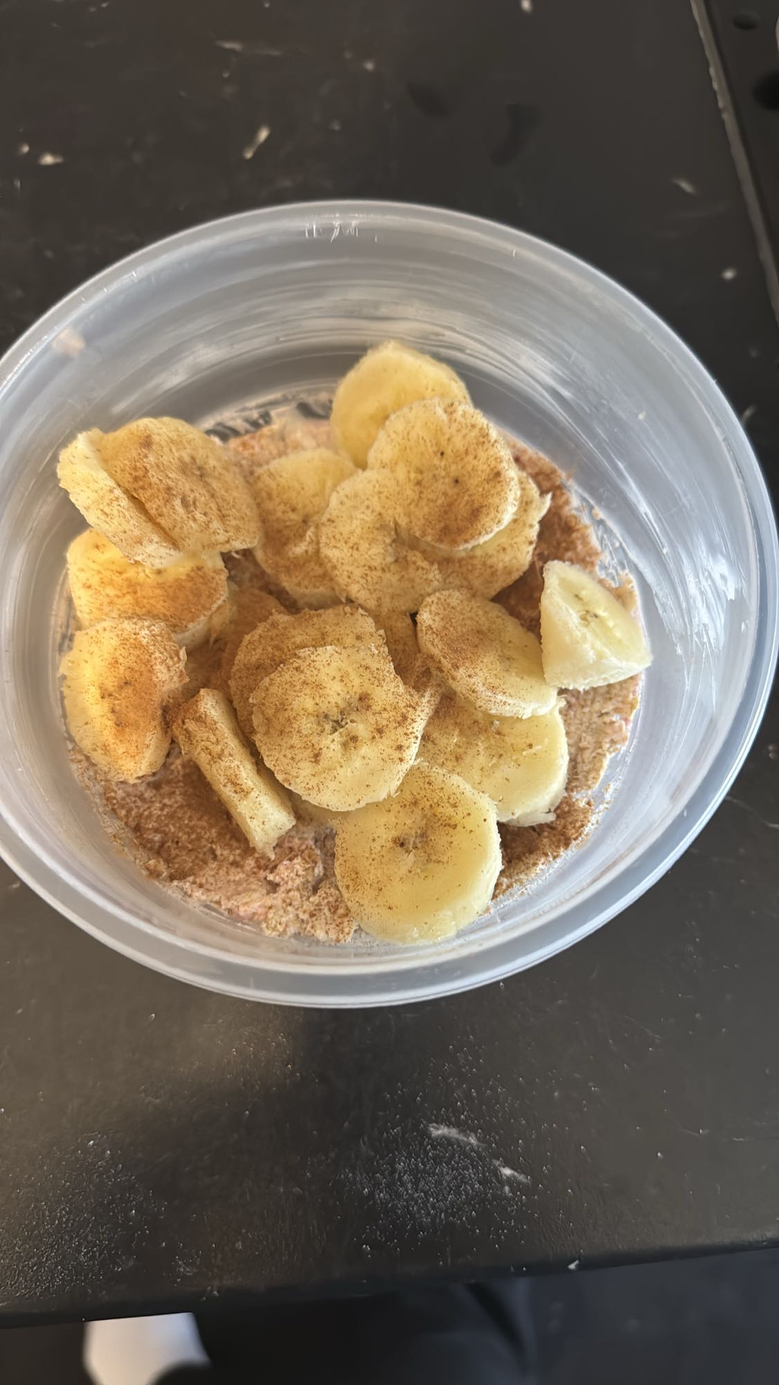 Banane mit Haferflocken und Skyr