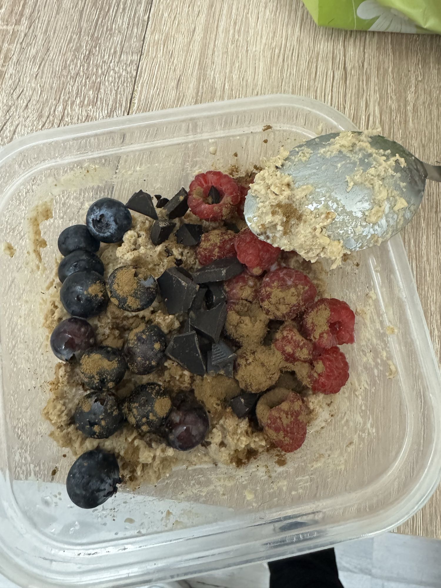 Haferflocken mit Früchten und Kakao