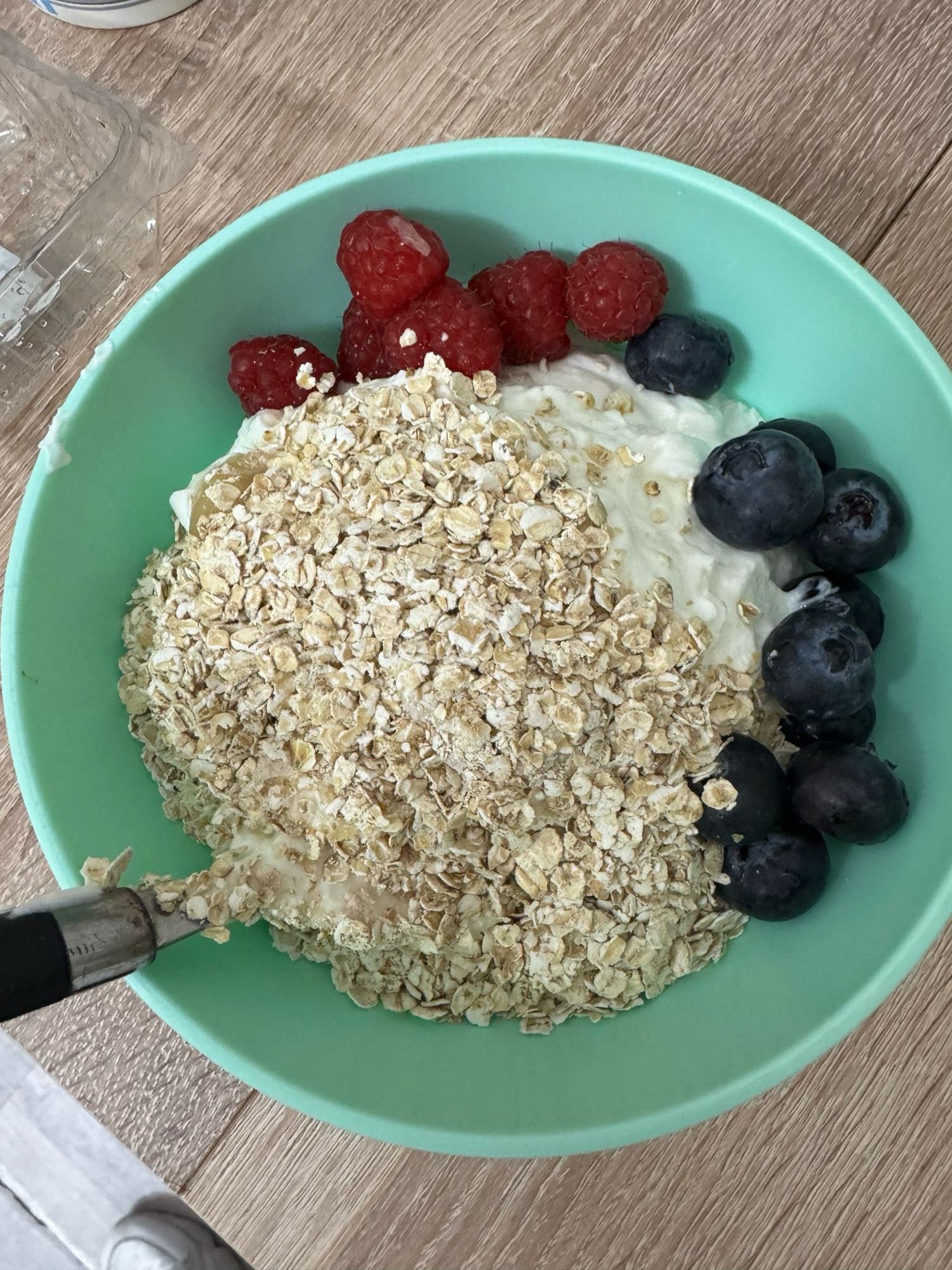 Joghurt mit Haferflocken und Früchten
