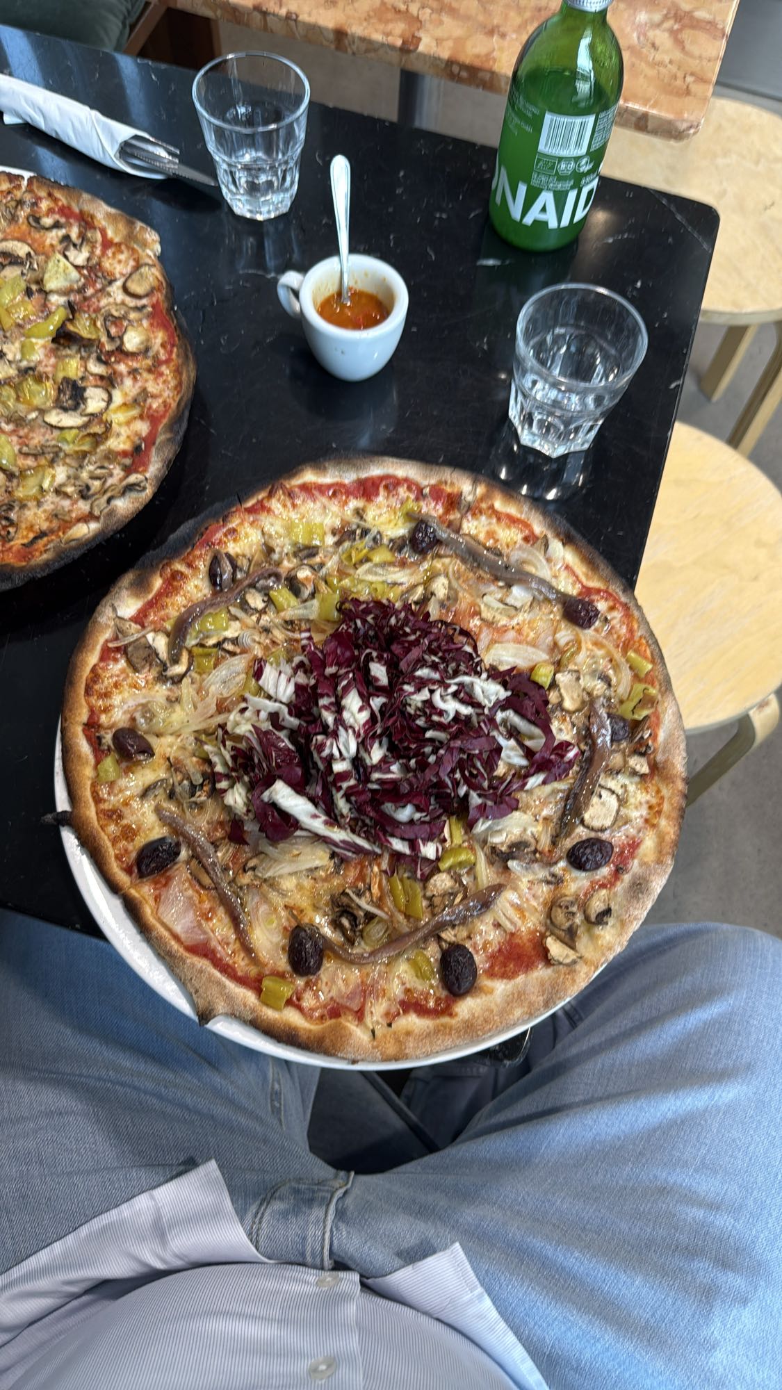 Pizza con verdure e acciughe