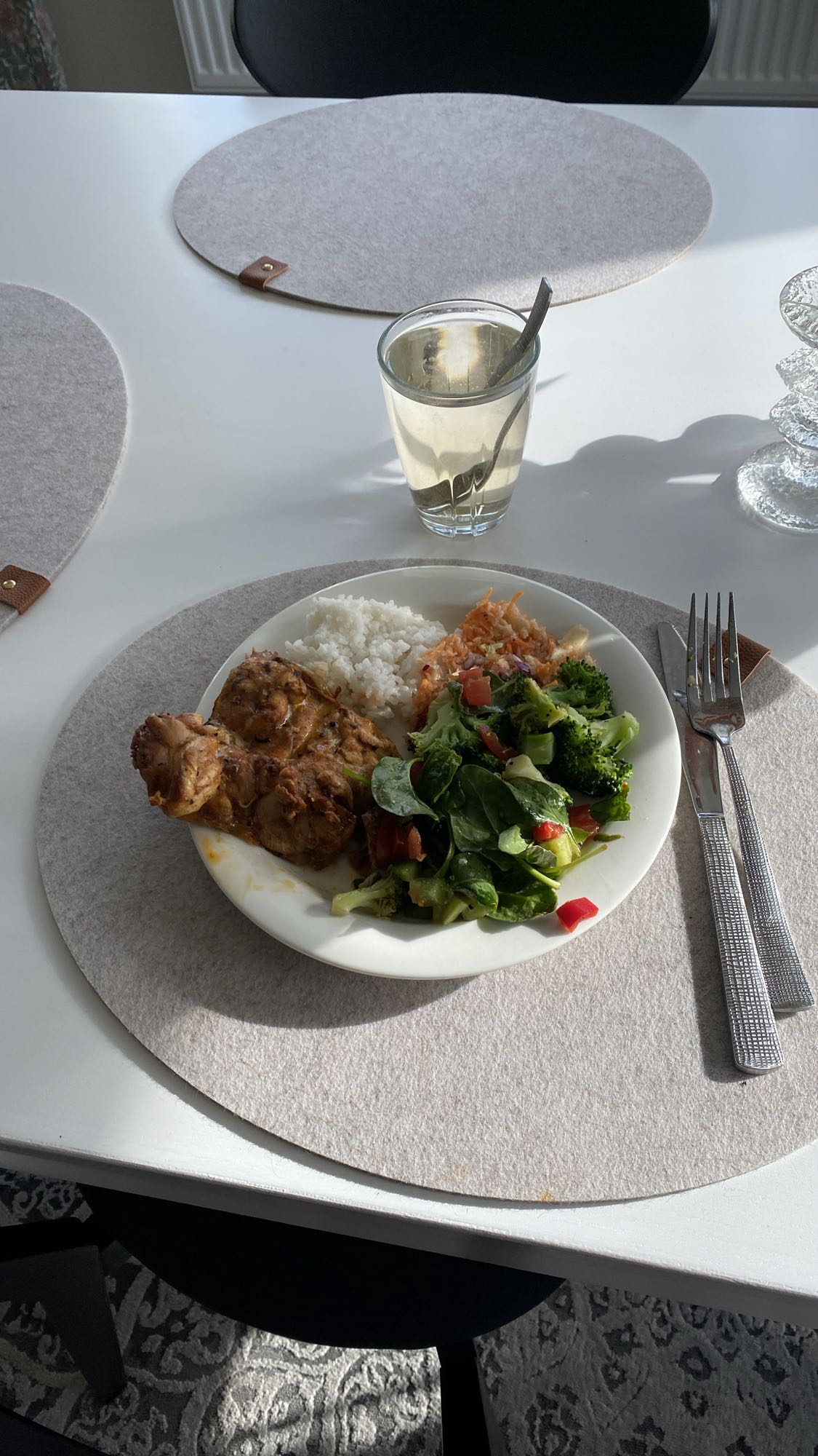 Kyckling med ris, broccoli och sallad