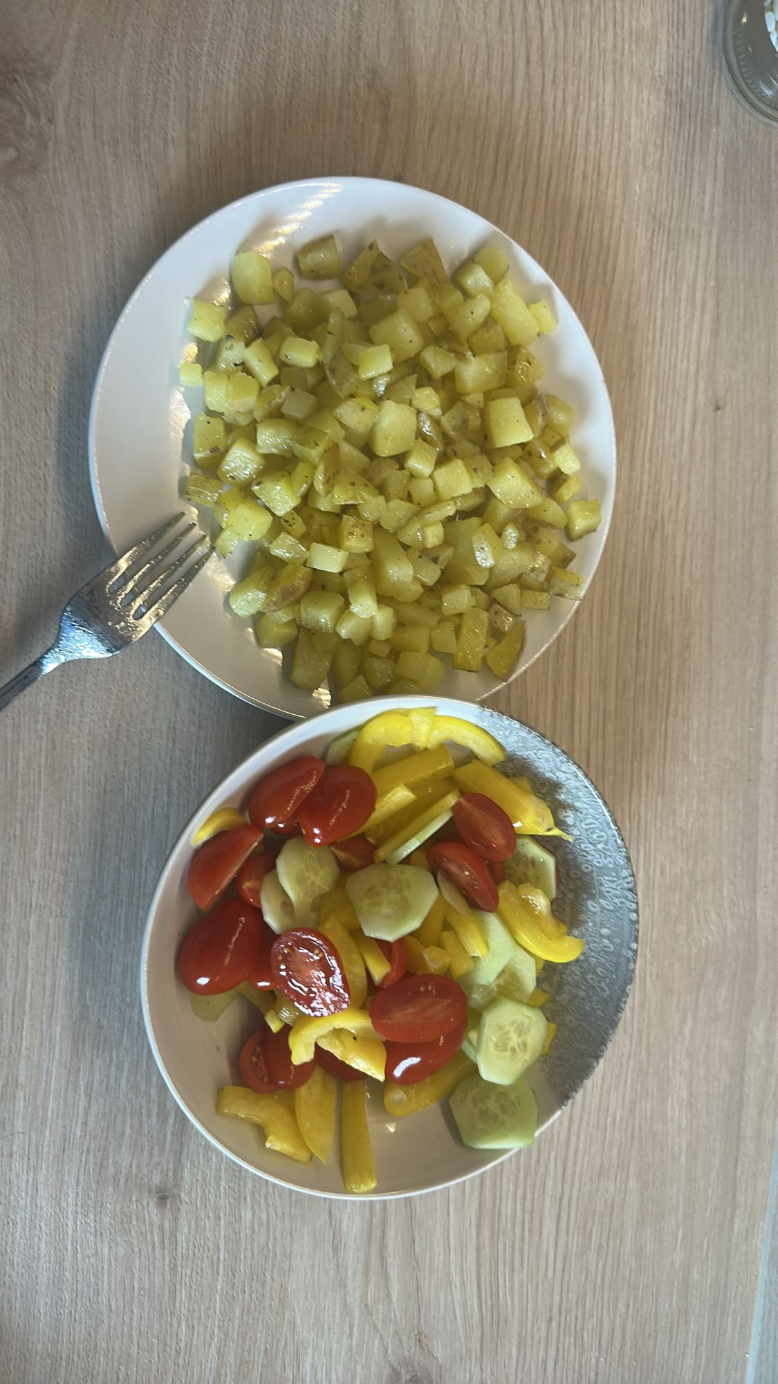 Patatas y ensalada fresca