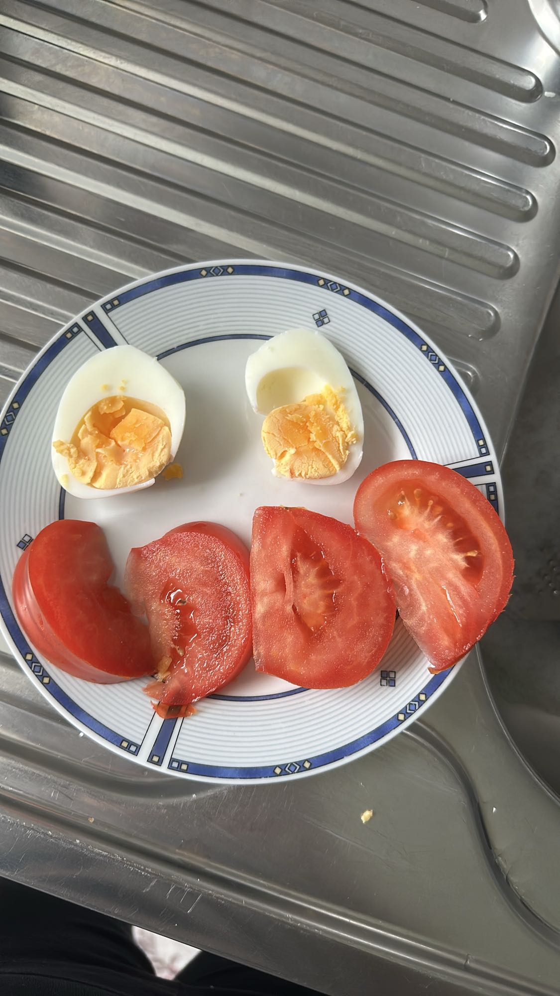 Yumurta ve domates tabağı