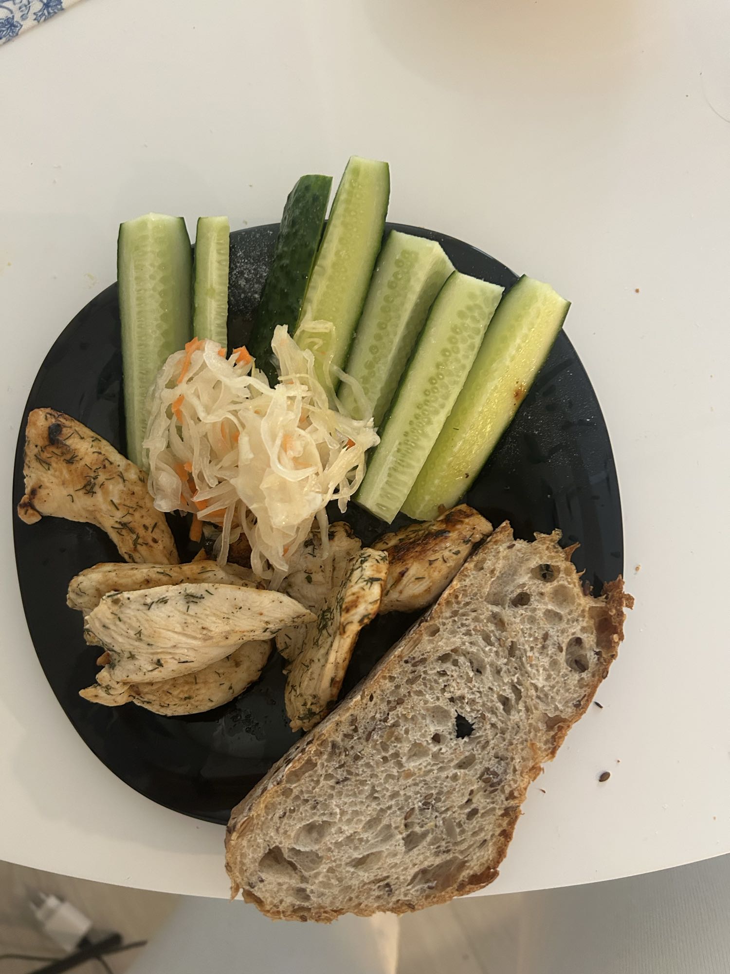 Курица с хлебом и овощами