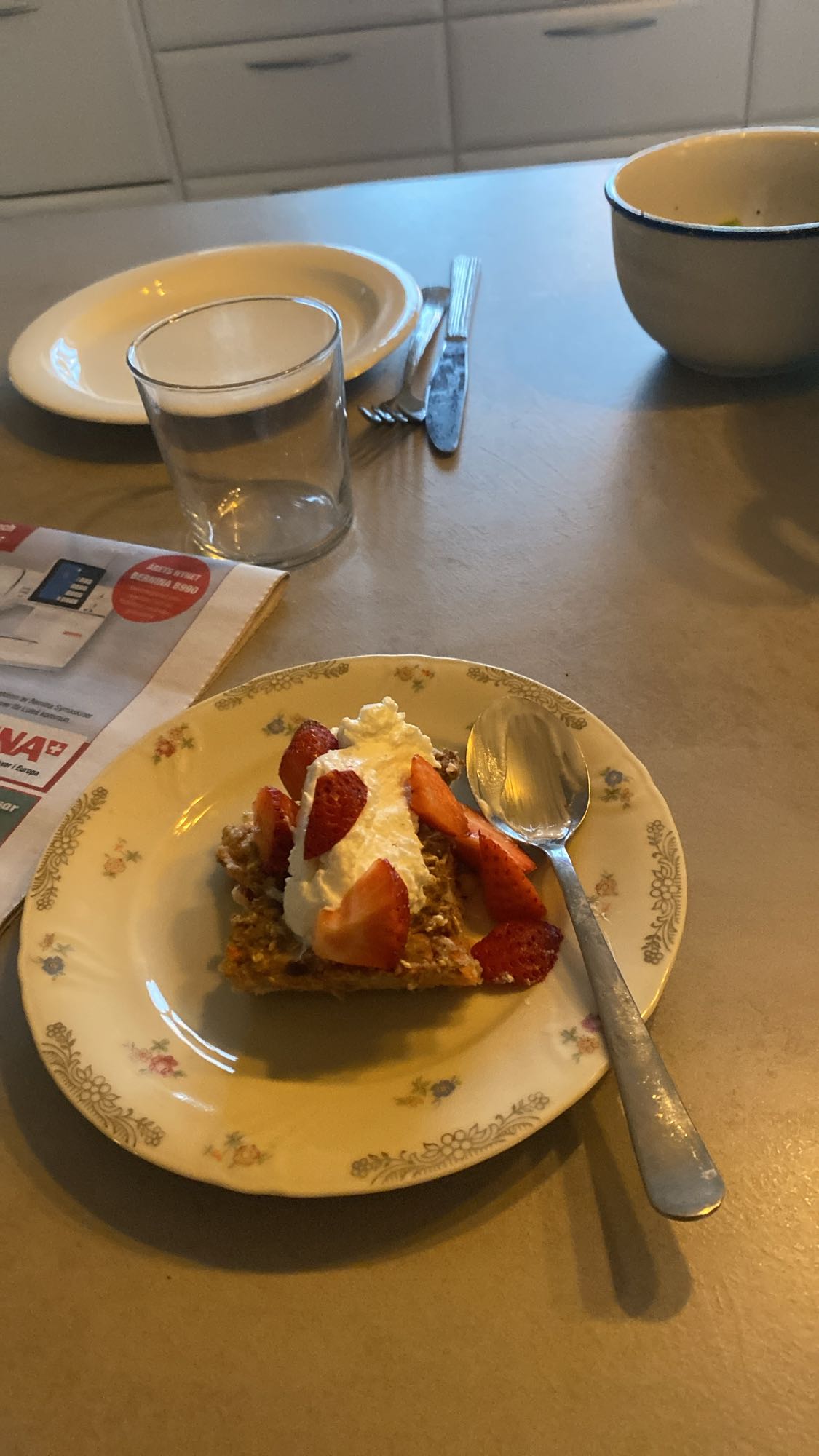 Kaka med banan, havregryn, morot, mandelmjölk, proteinpulver, kvarg 0,3% och jordgubbar