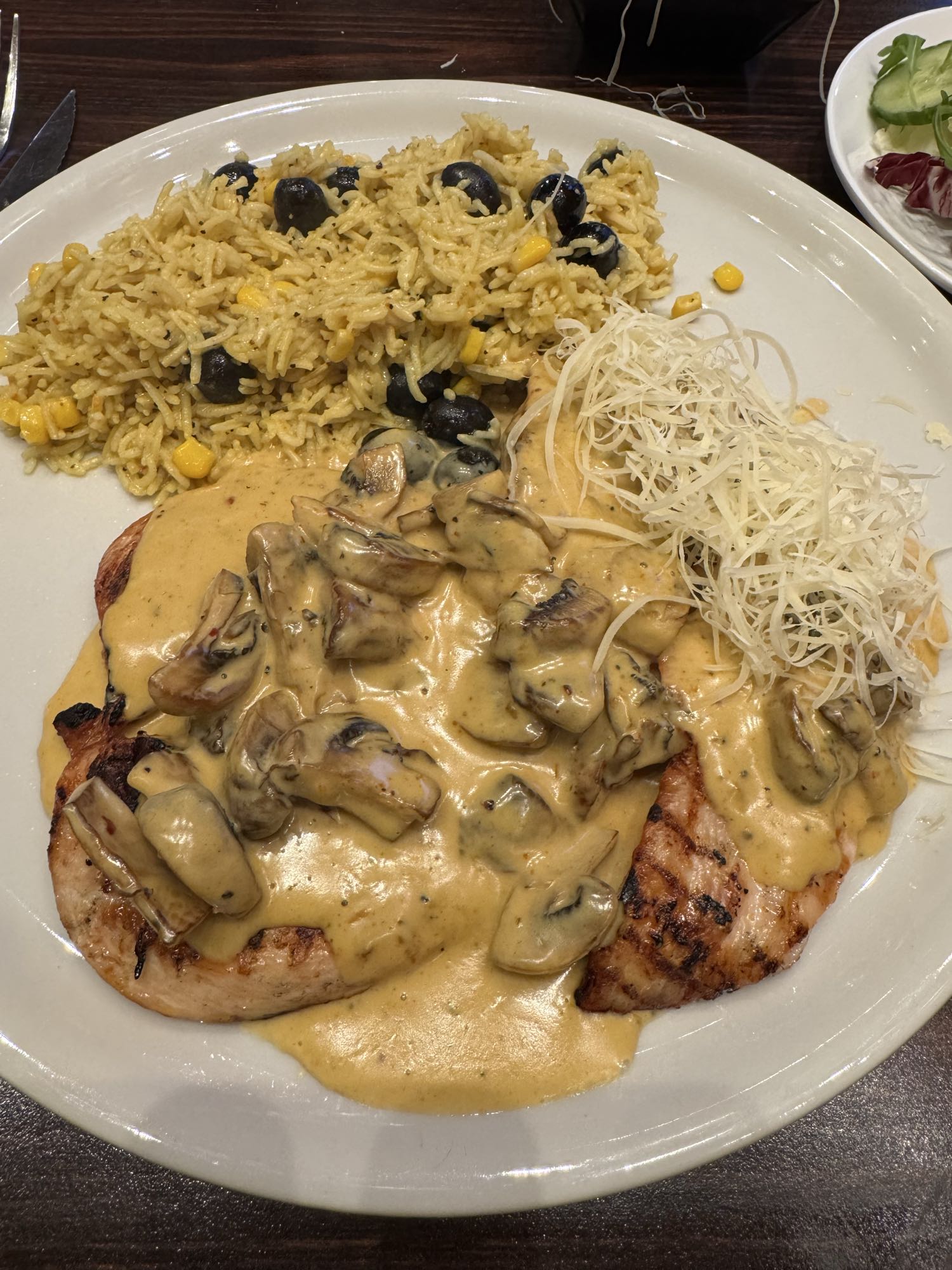 Hähnchen mit Reis und Champignons