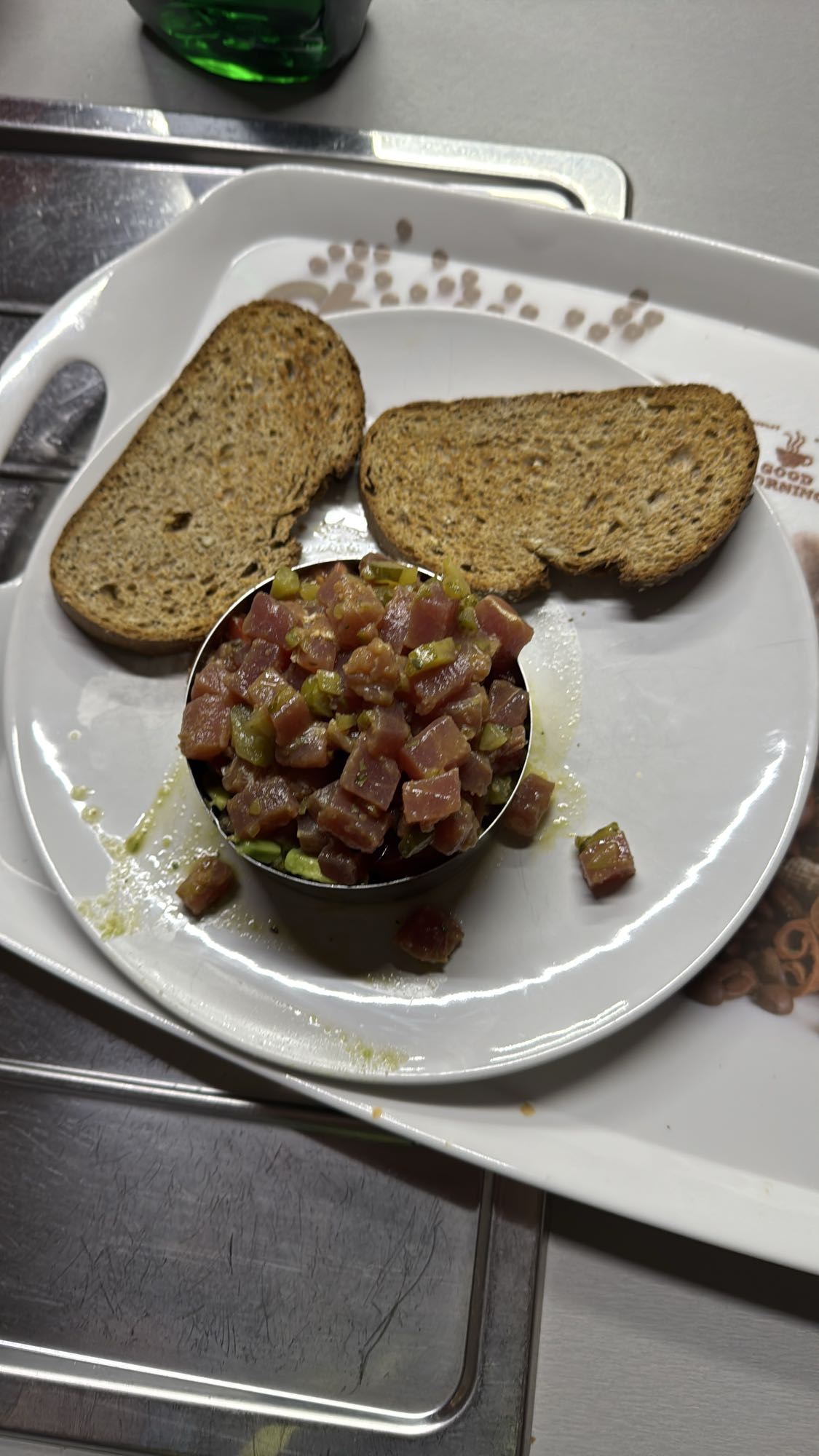 Tartar de atún con pan
