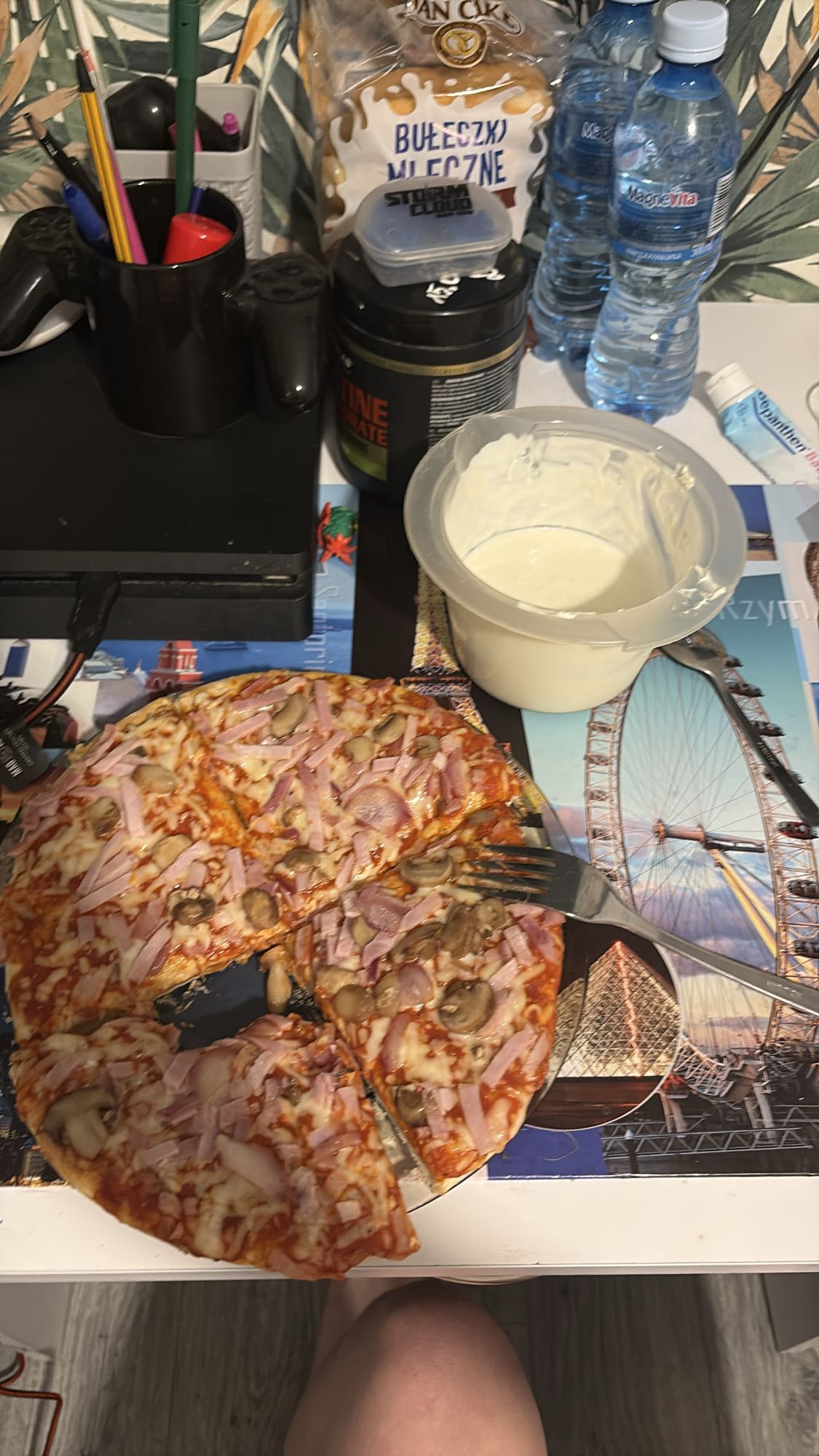 Pizza z szynką i pieczarkami