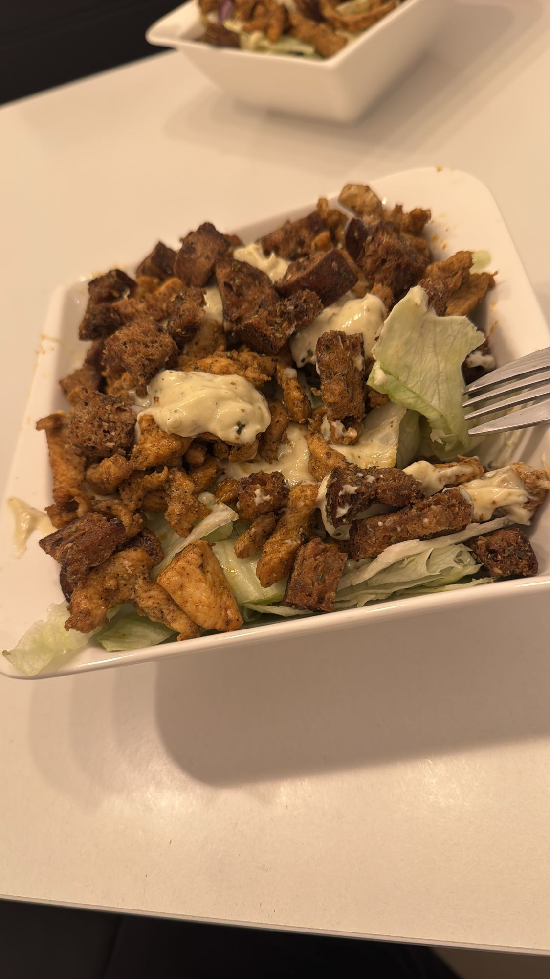 Salat mit Hähnchen und Croutons