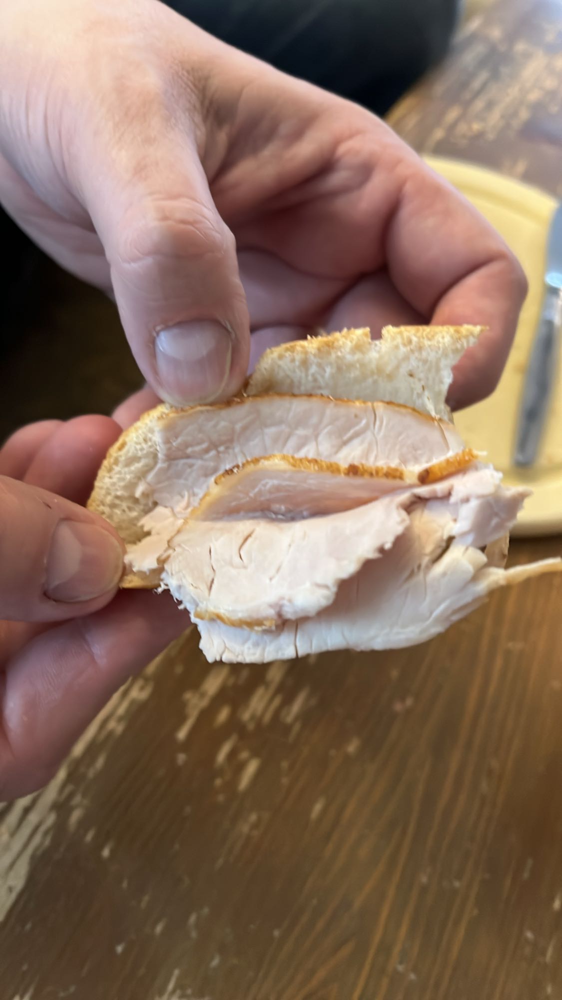 Weizenbrötchen mit Bratenaufschnitt