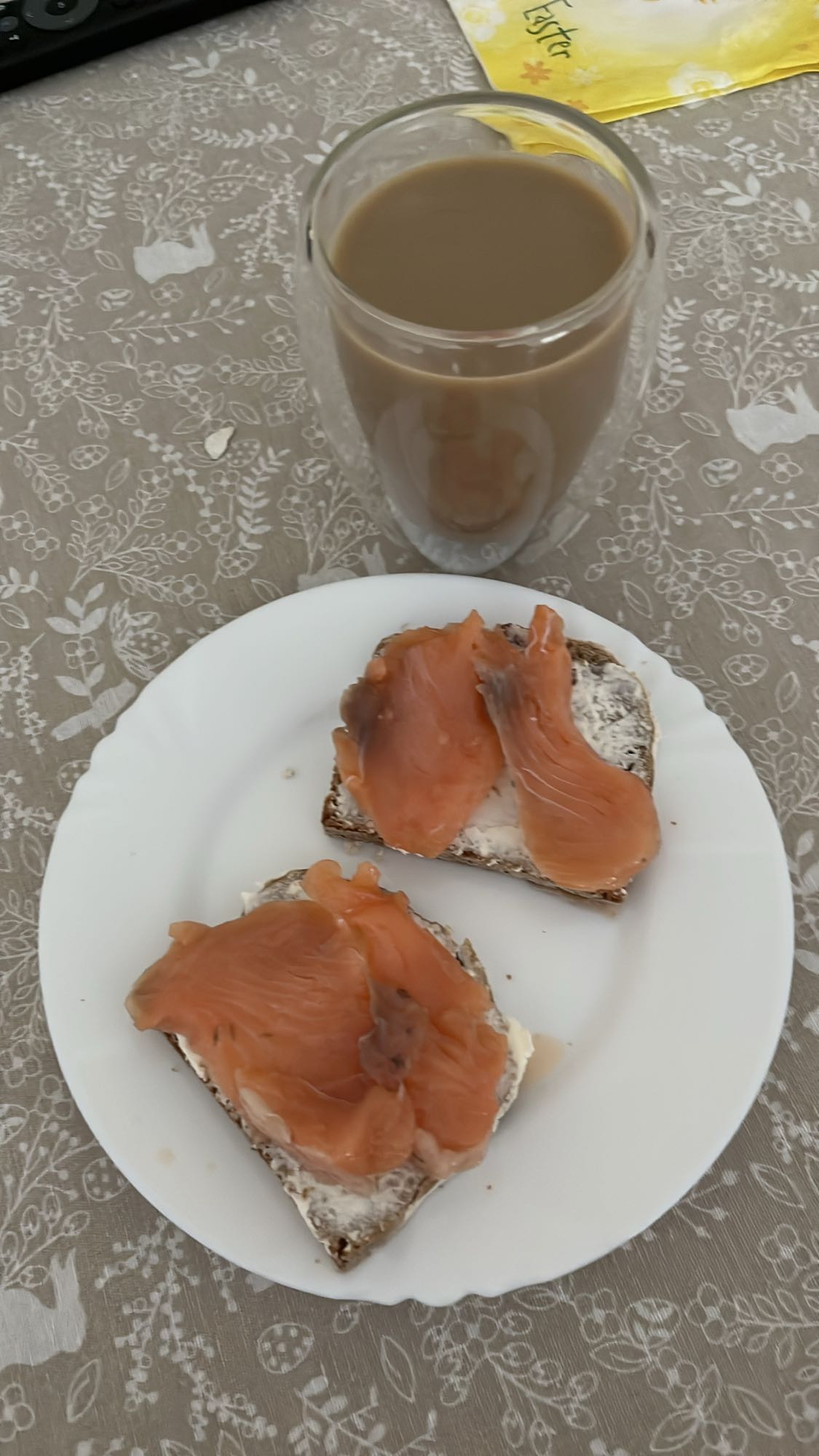 Тосты с лососем и кофе