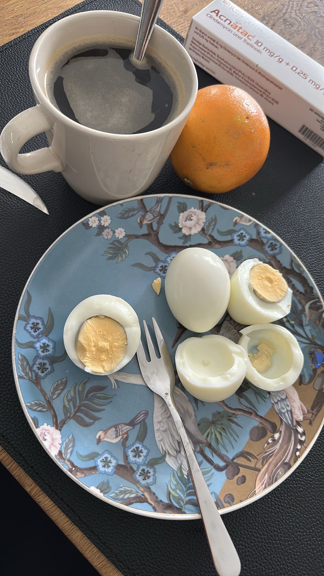 Huevos con café y fruta