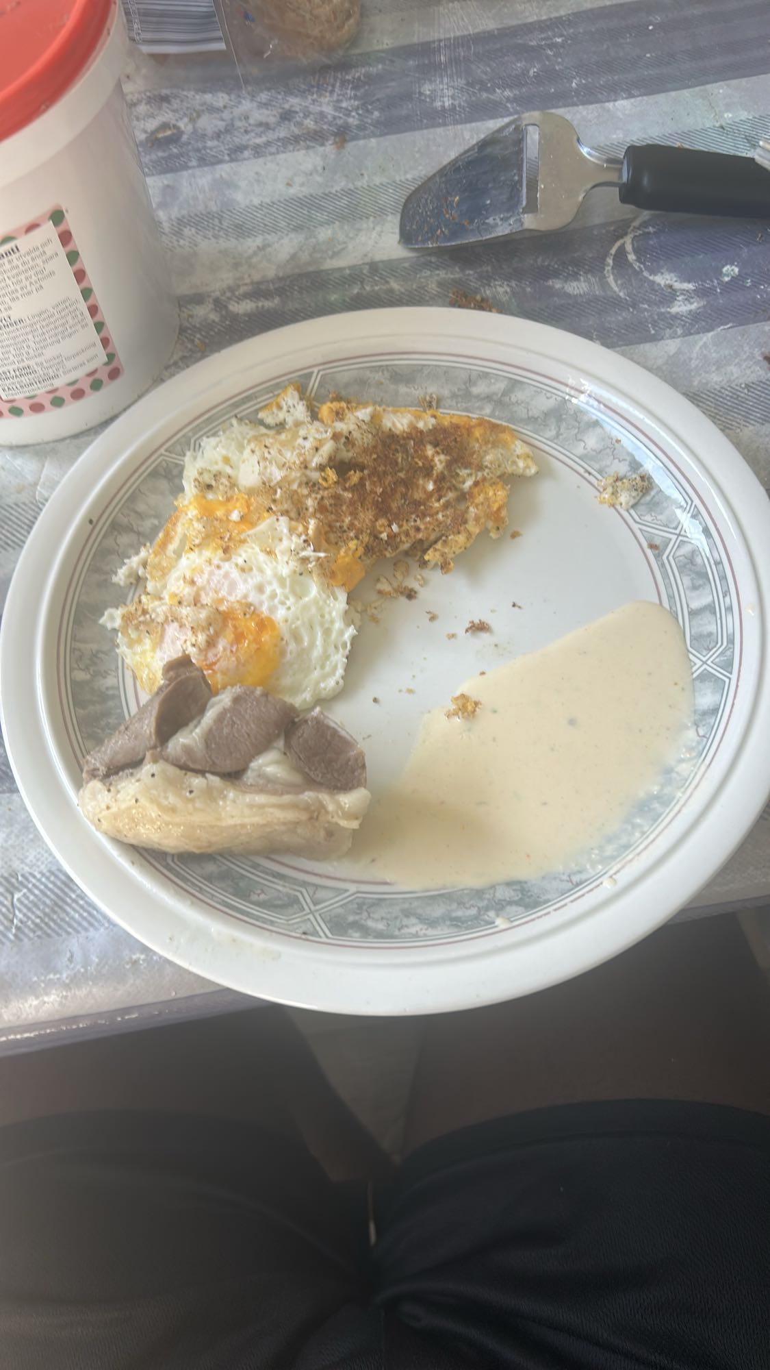 Ägg och köttbit