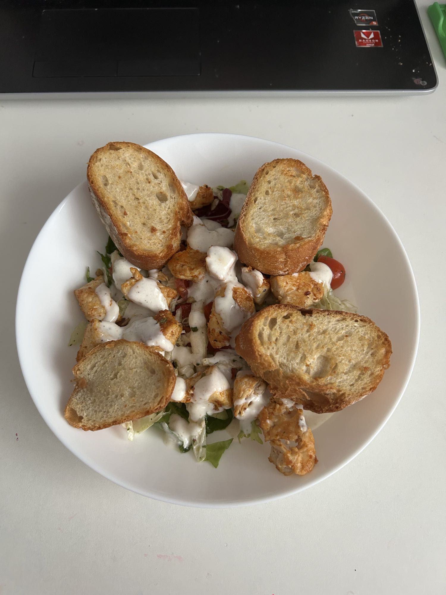 Sałatka z kurczakiem i grzankami