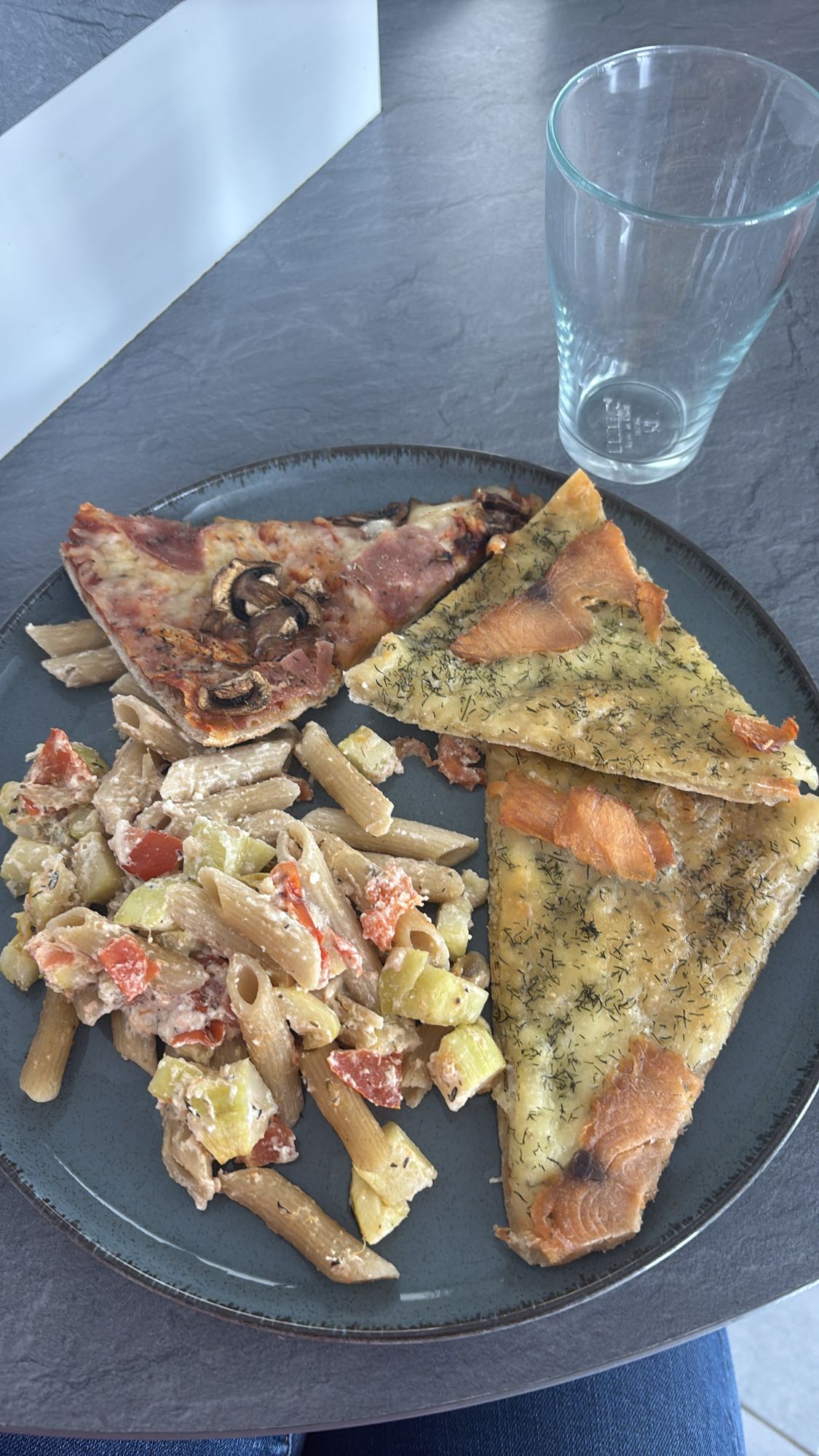 Assiette pizza et pâtes