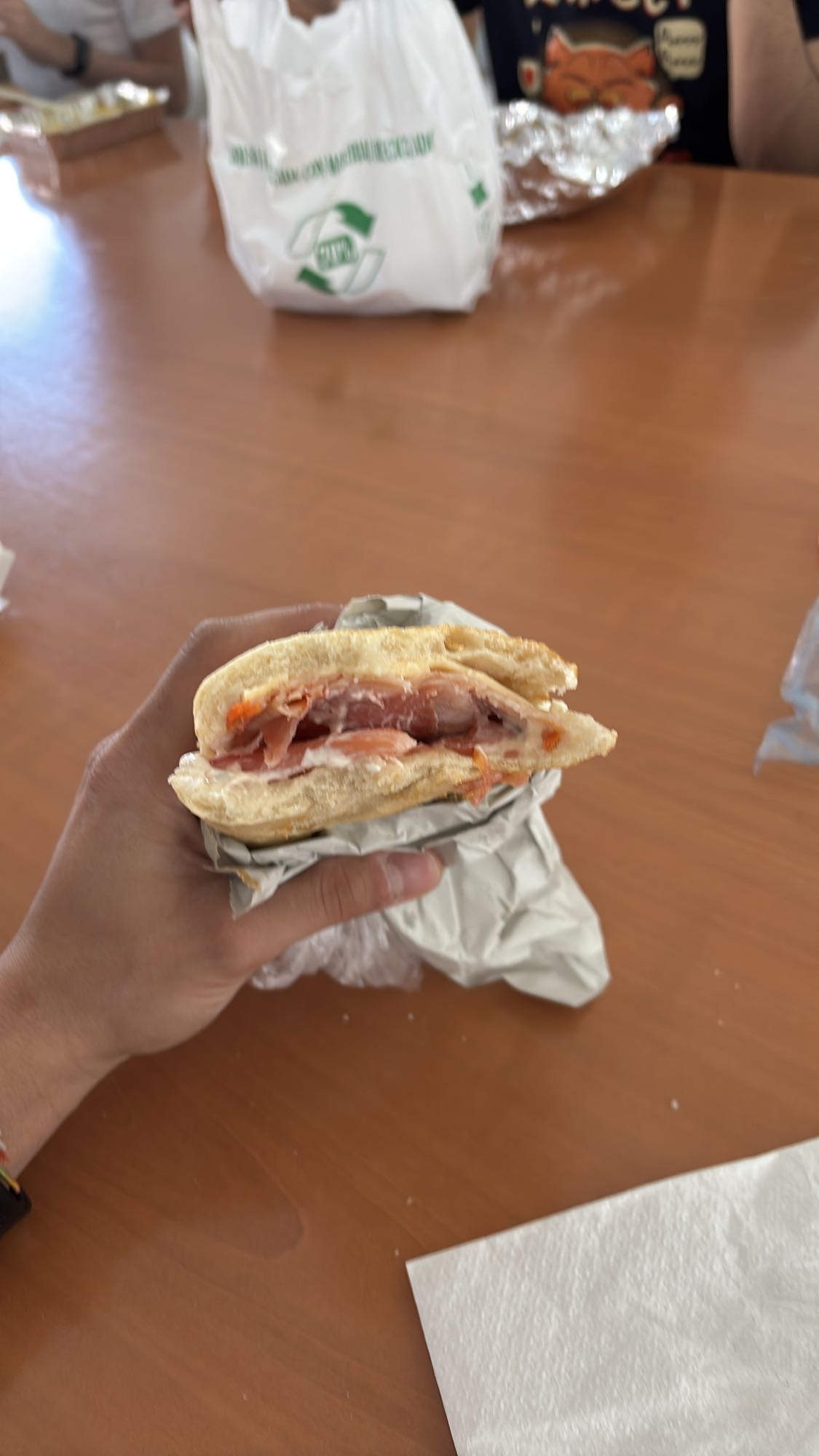 Sándwich de jamón y lomo con alioli