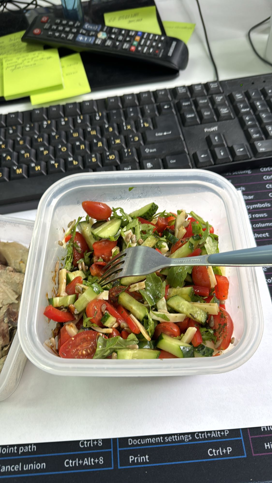 Овощной салат с семечками