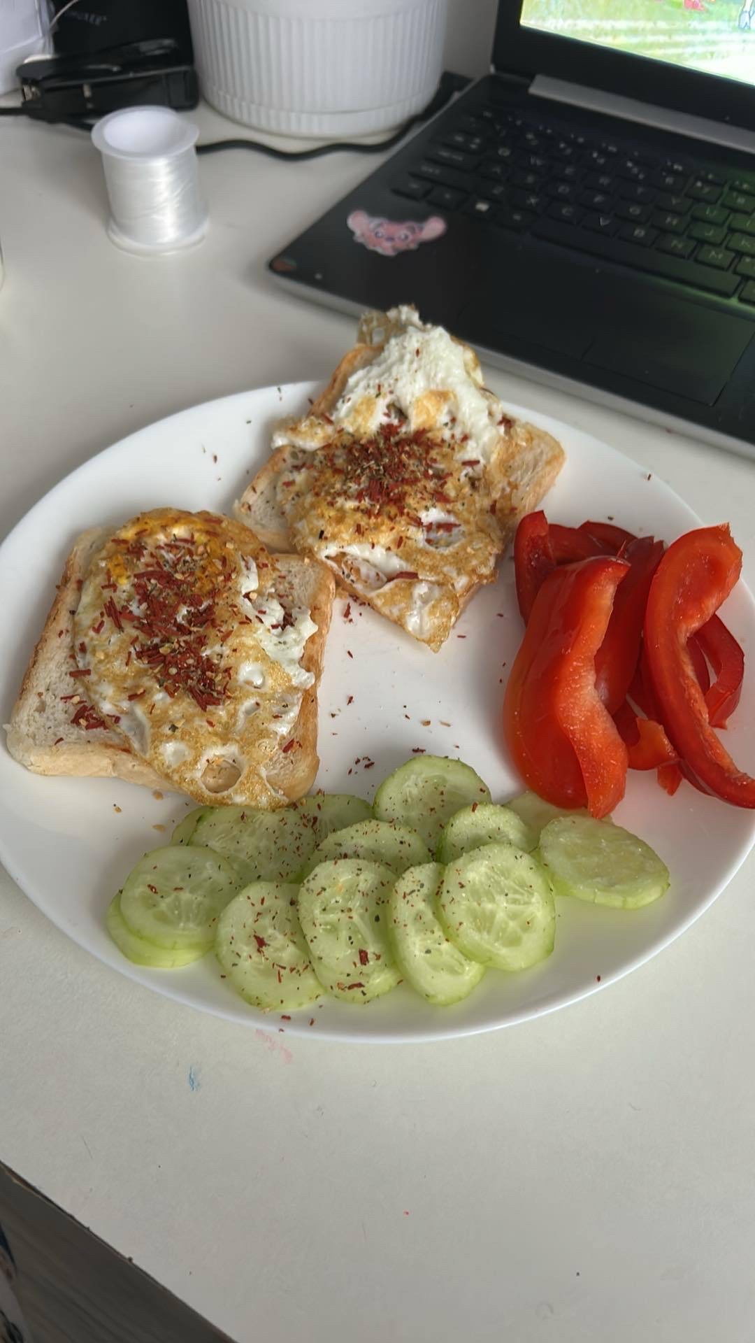 Tosty z jajkiem i warzywami