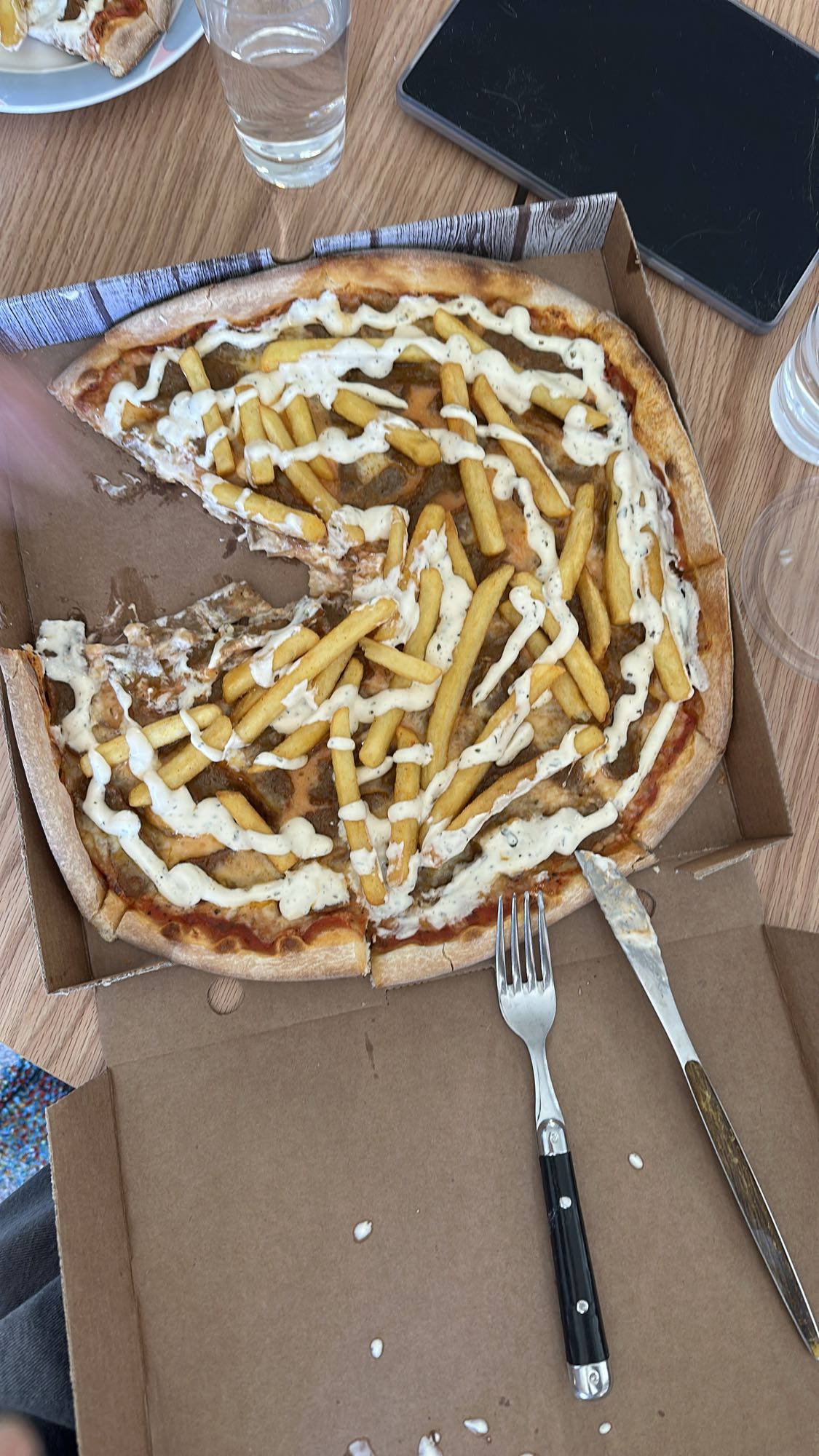 Pizza med pommes frites
