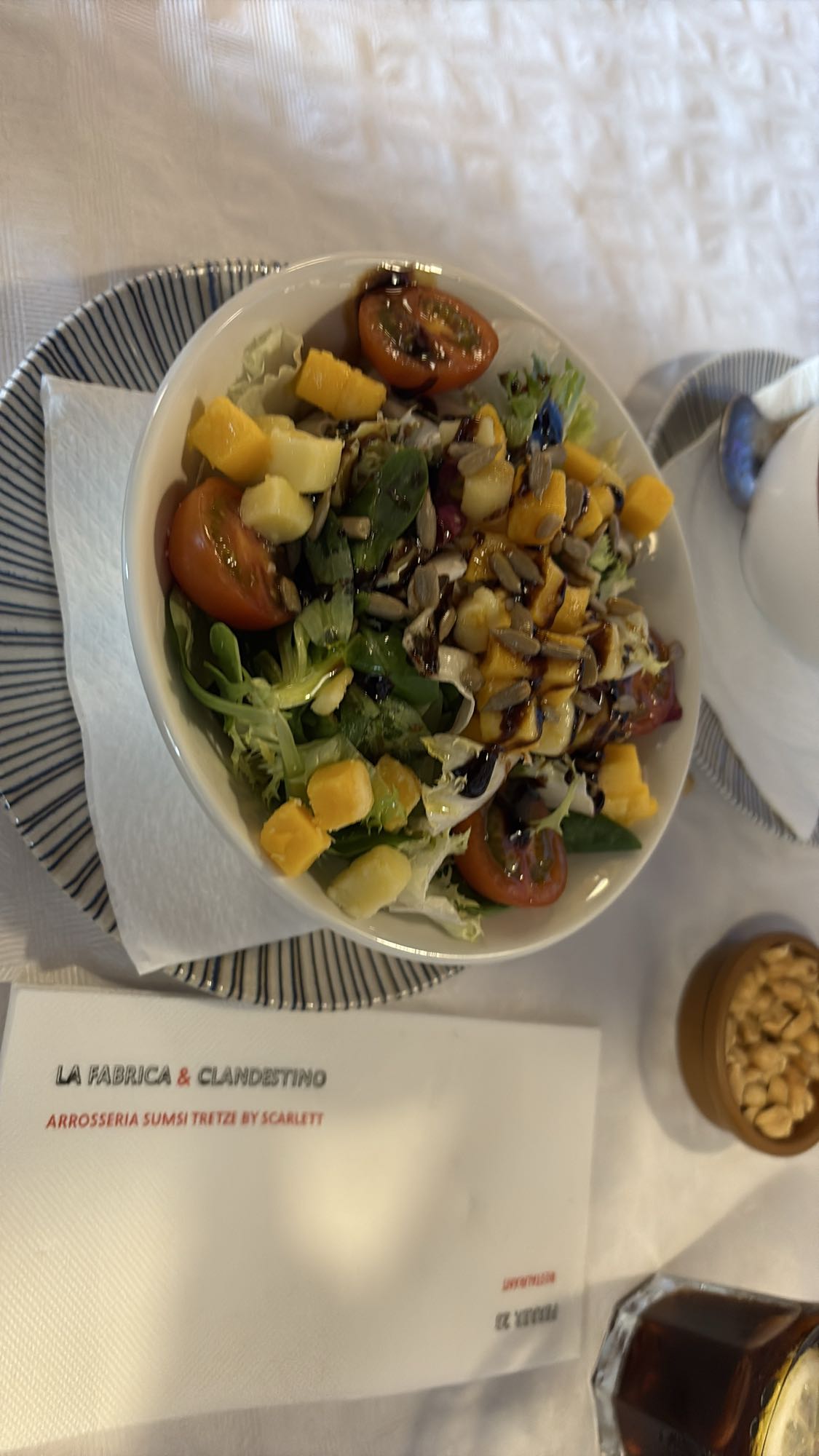 Ensalada con queso y semillas