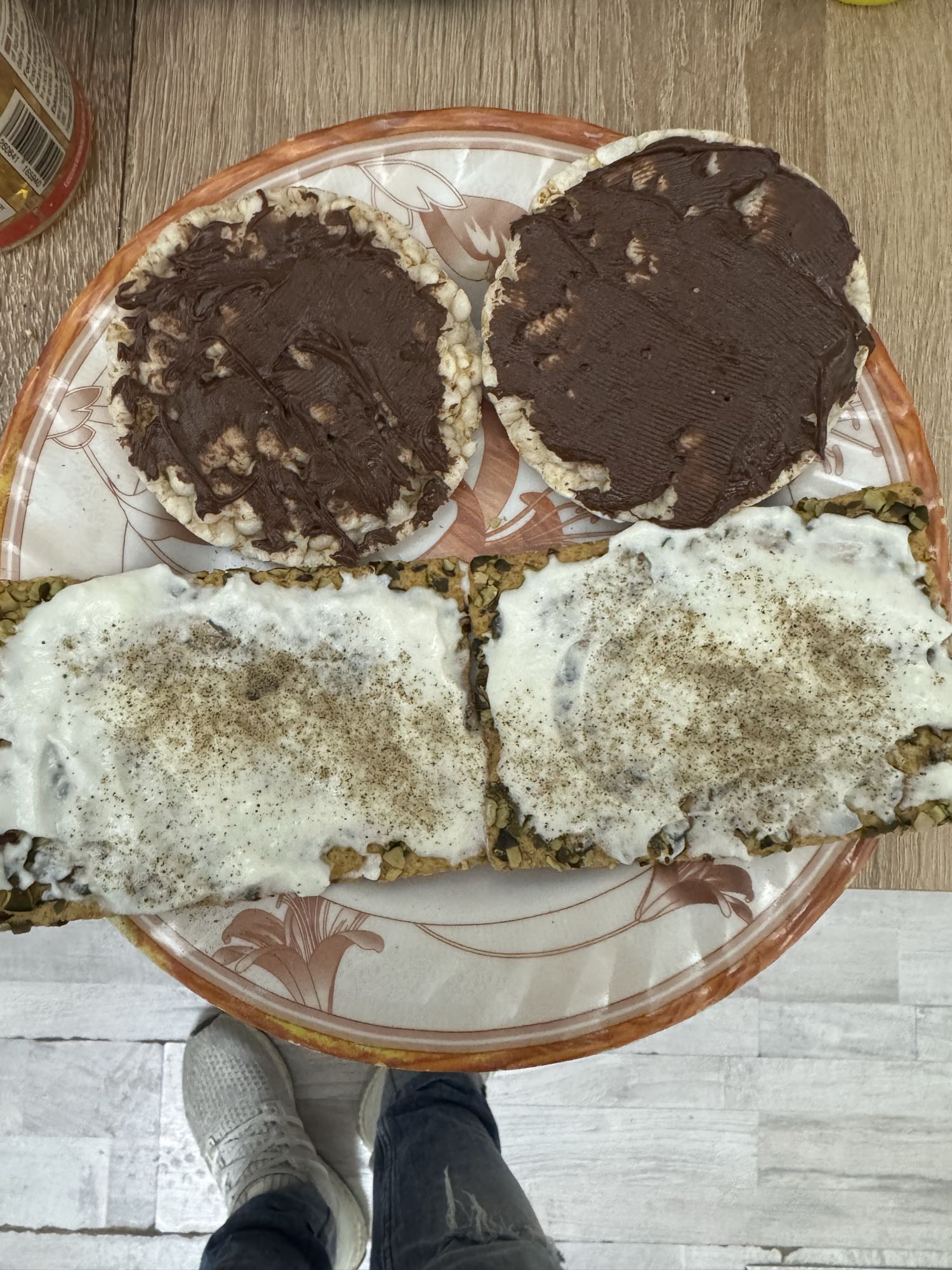 Gemischte süße und herzhafte Tostadas mit Protein Knäckebrot