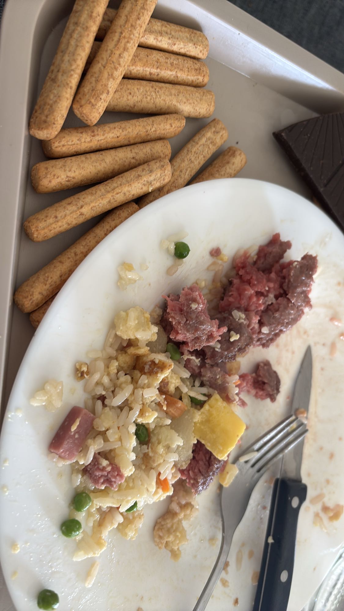 Arroz con carne y galletas