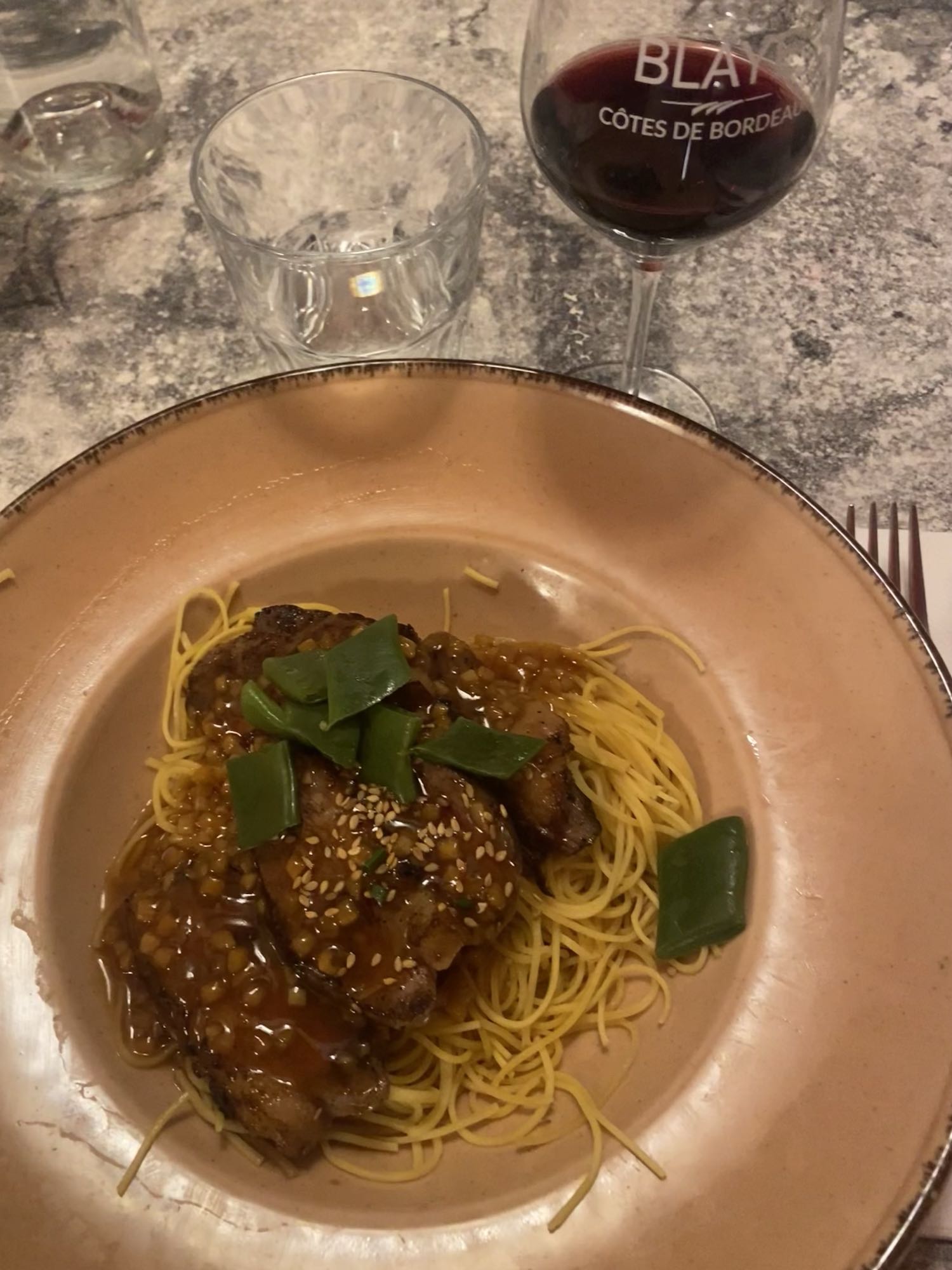 Nouilles au porc sauce asiatique