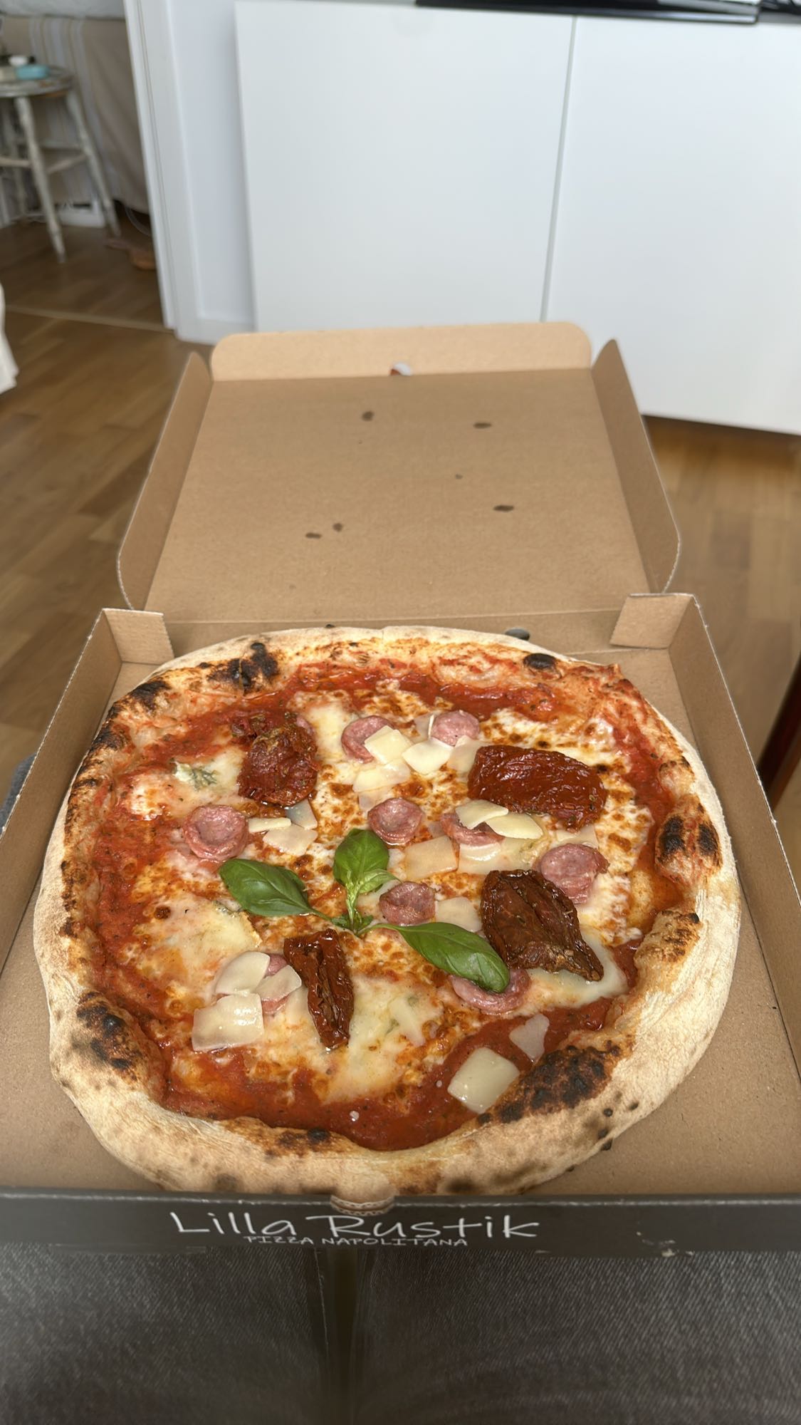 Rustik pizza med salami