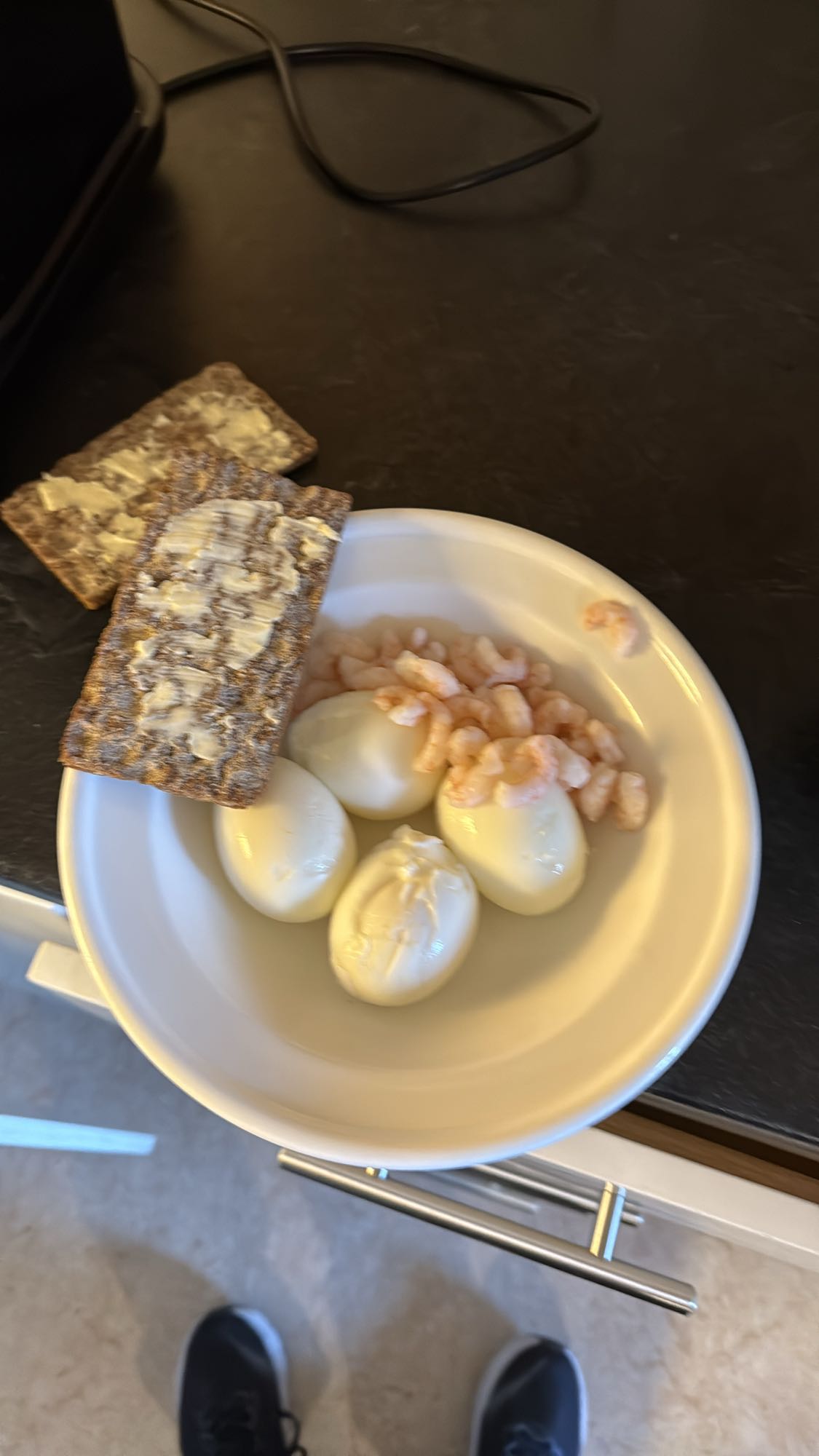 Ägg och räkor med knäcke